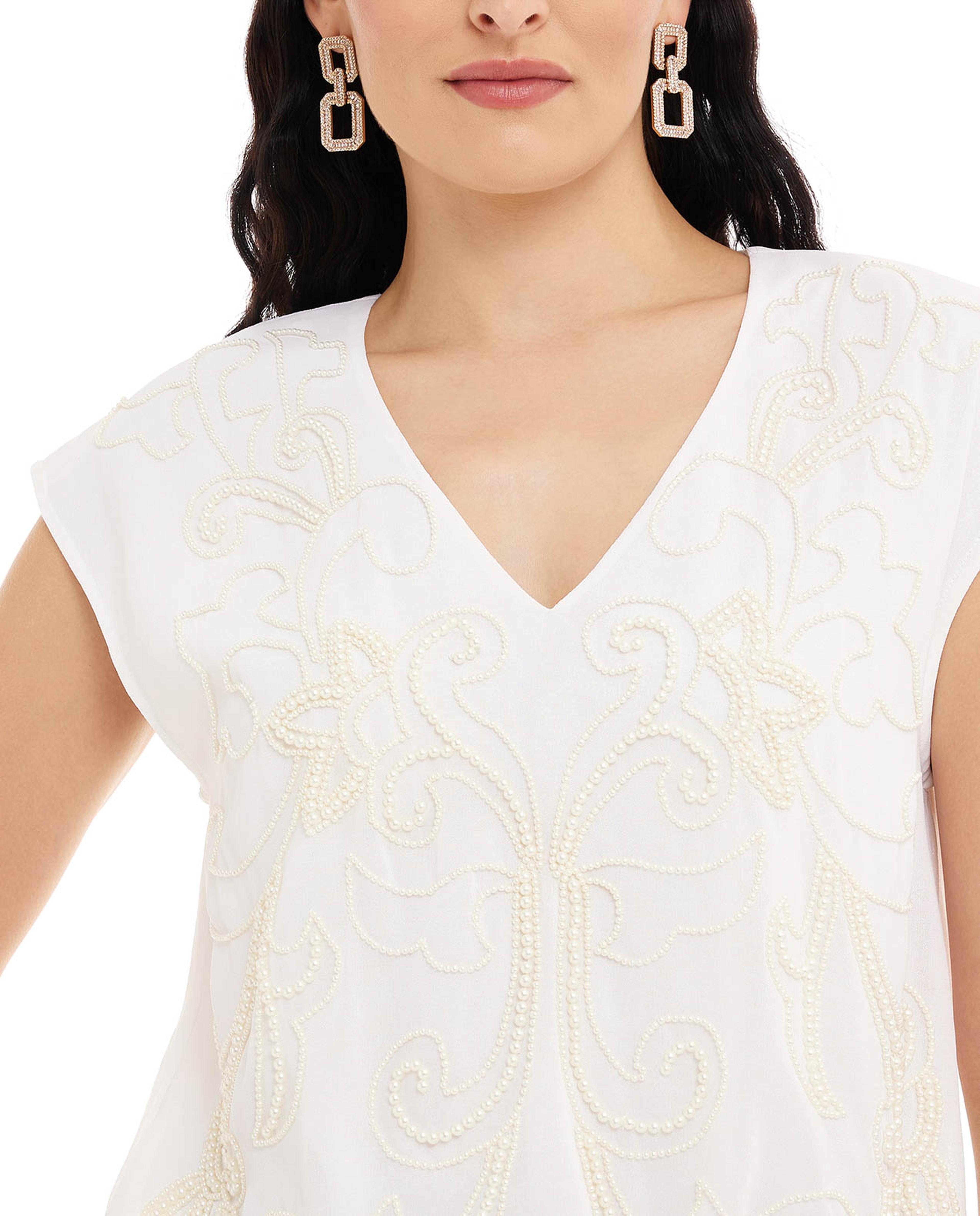 توب مطرز على الكتف برقبة على شكل حرف V