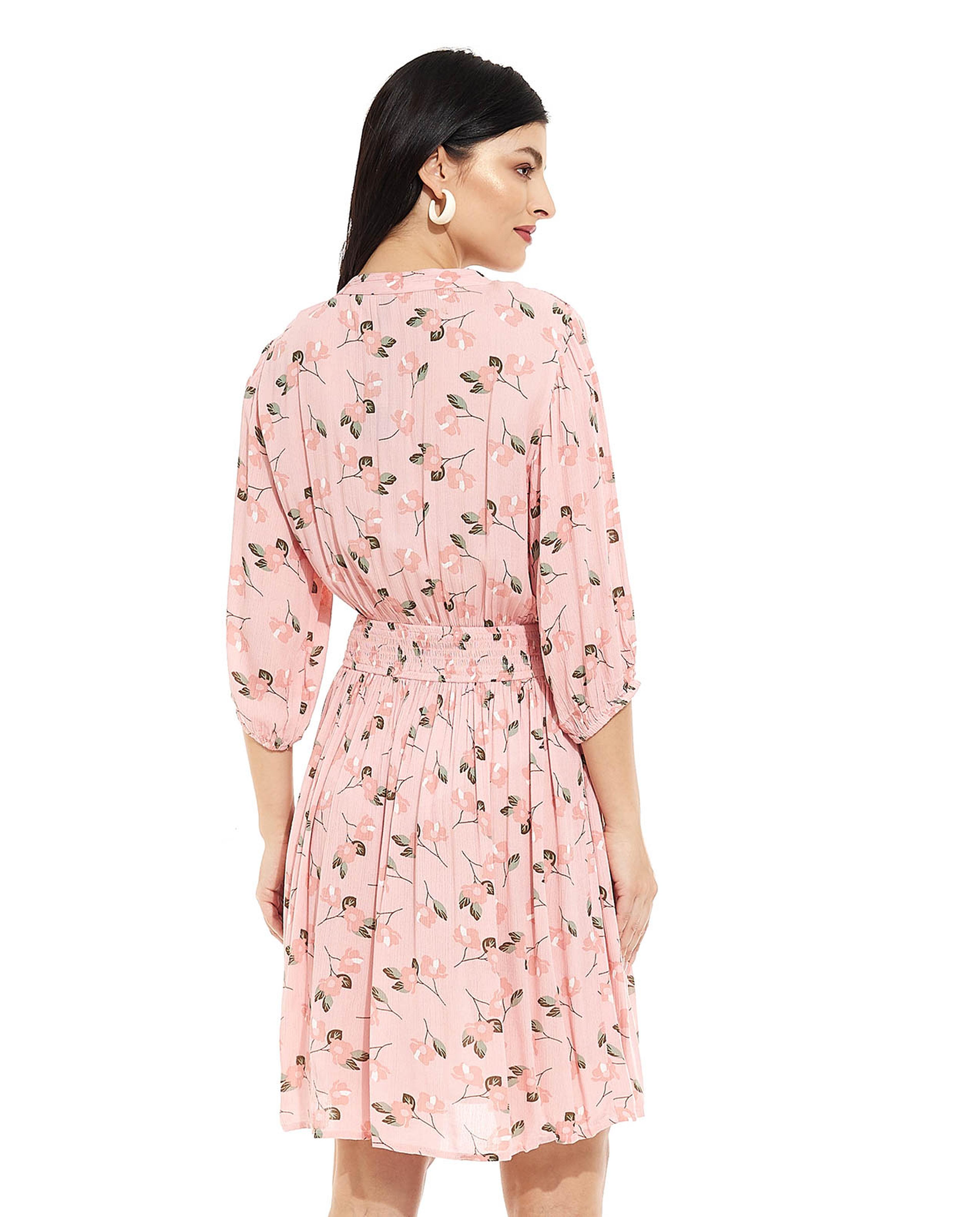 فستان بياقة بفتحة وأكمام 3/4 بطبعة الورود