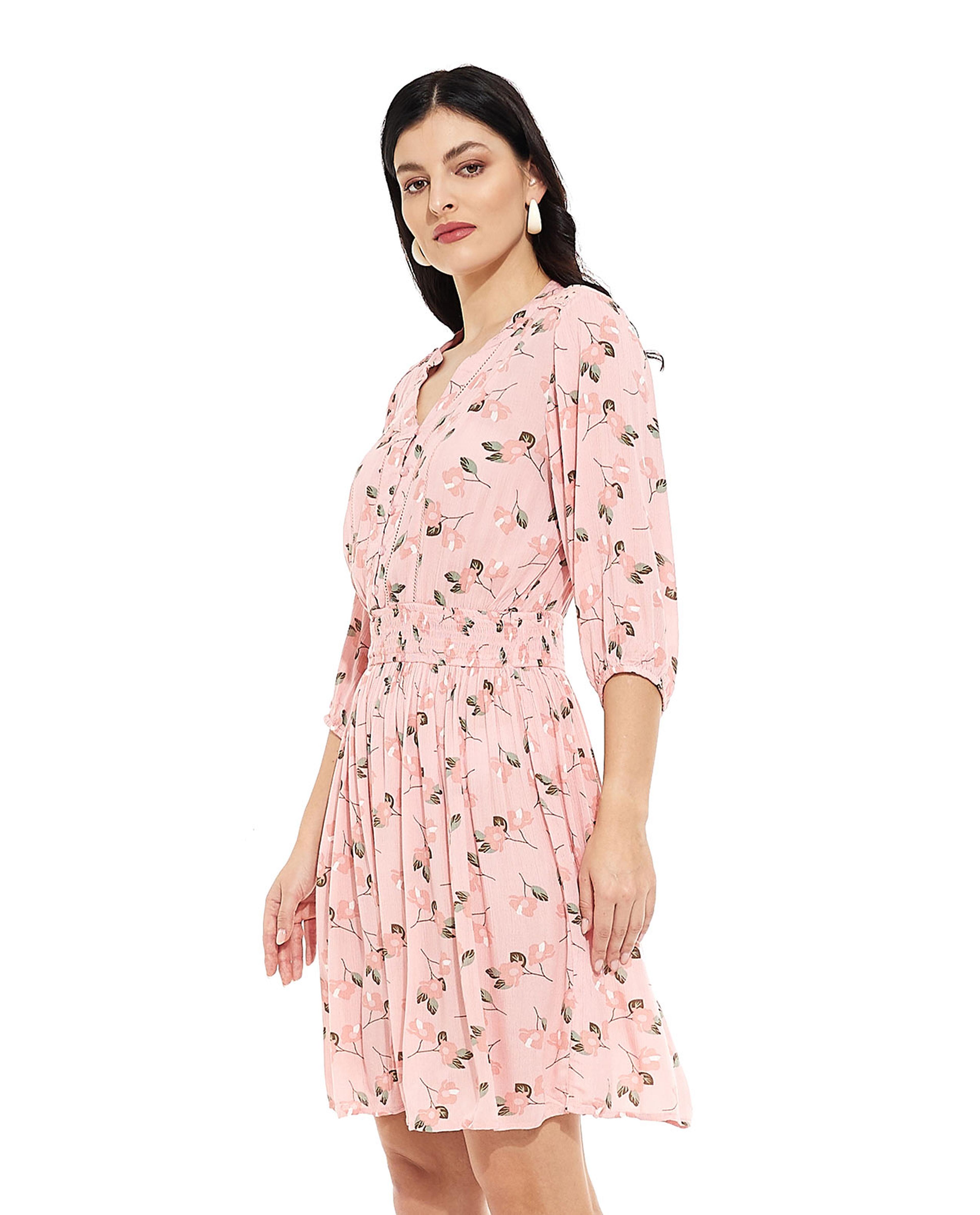 فستان بياقة بفتحة وأكمام 3/4 بطبعة الورود