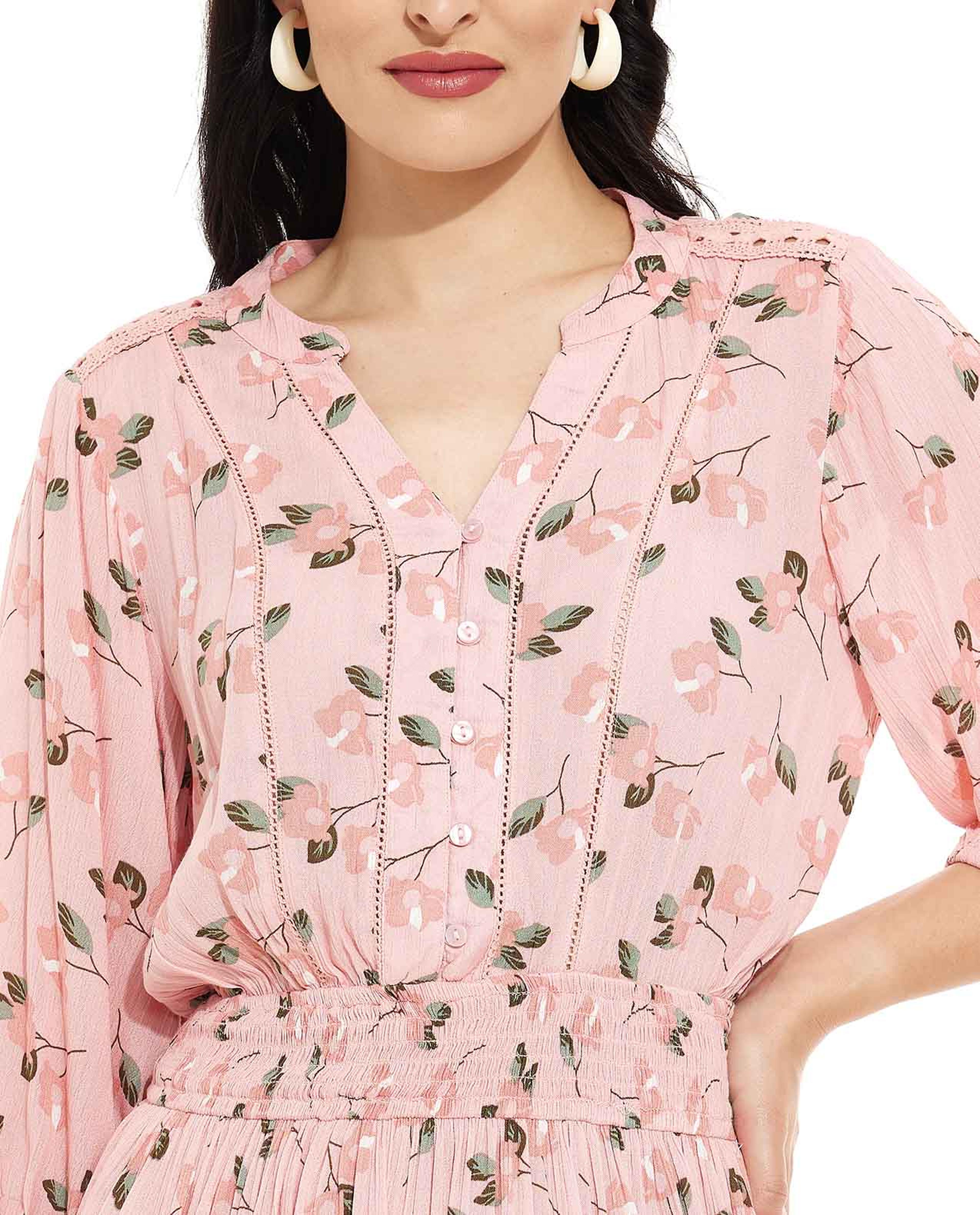 فستان بياقة بفتحة وأكمام 3/4 بطبعة الورود