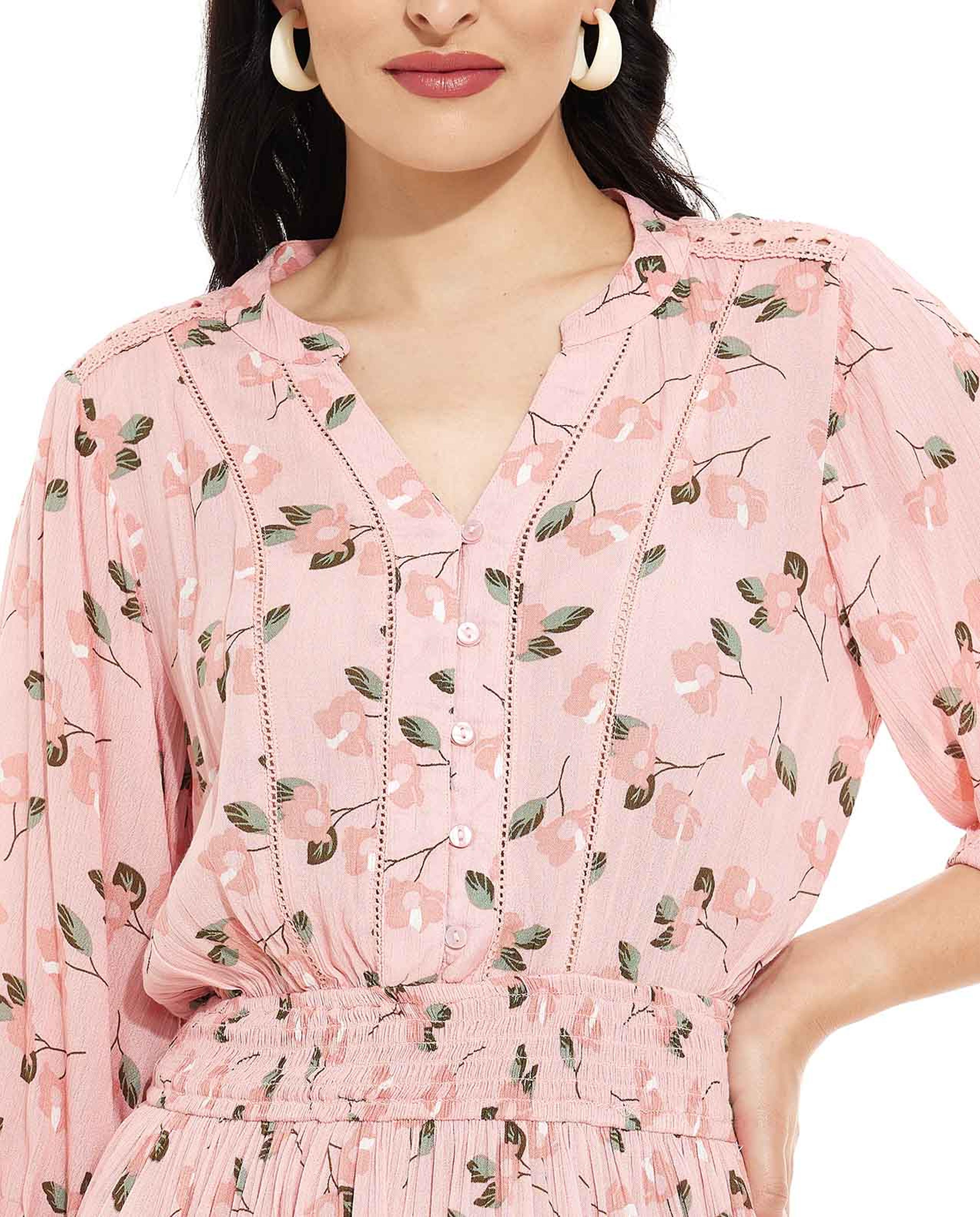 فستان بياقة بفتحة وأكمام 3/4 بطبعة الورود