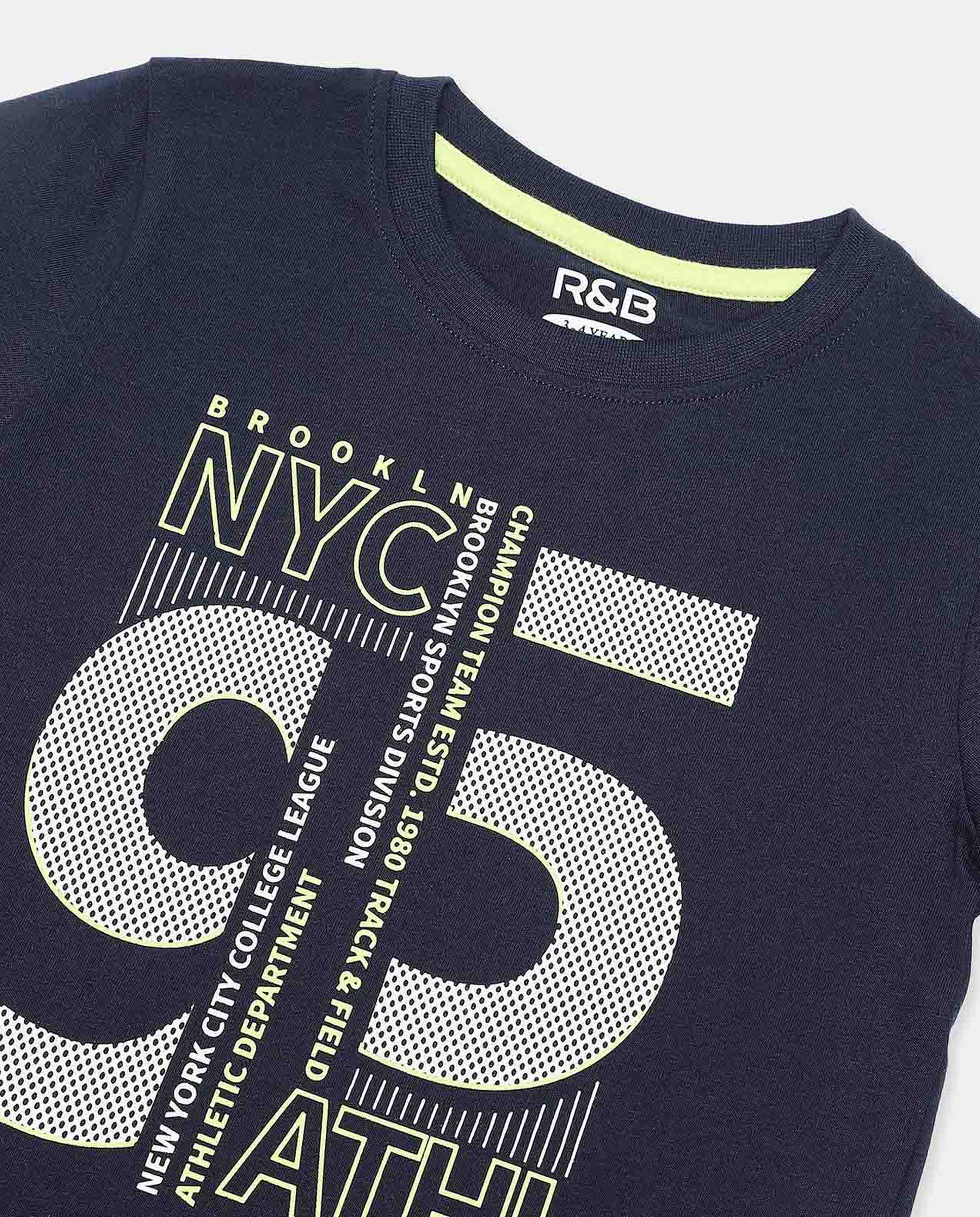 تيشيرت بياقة مستديرة وأكمام قصيرة وطبعة