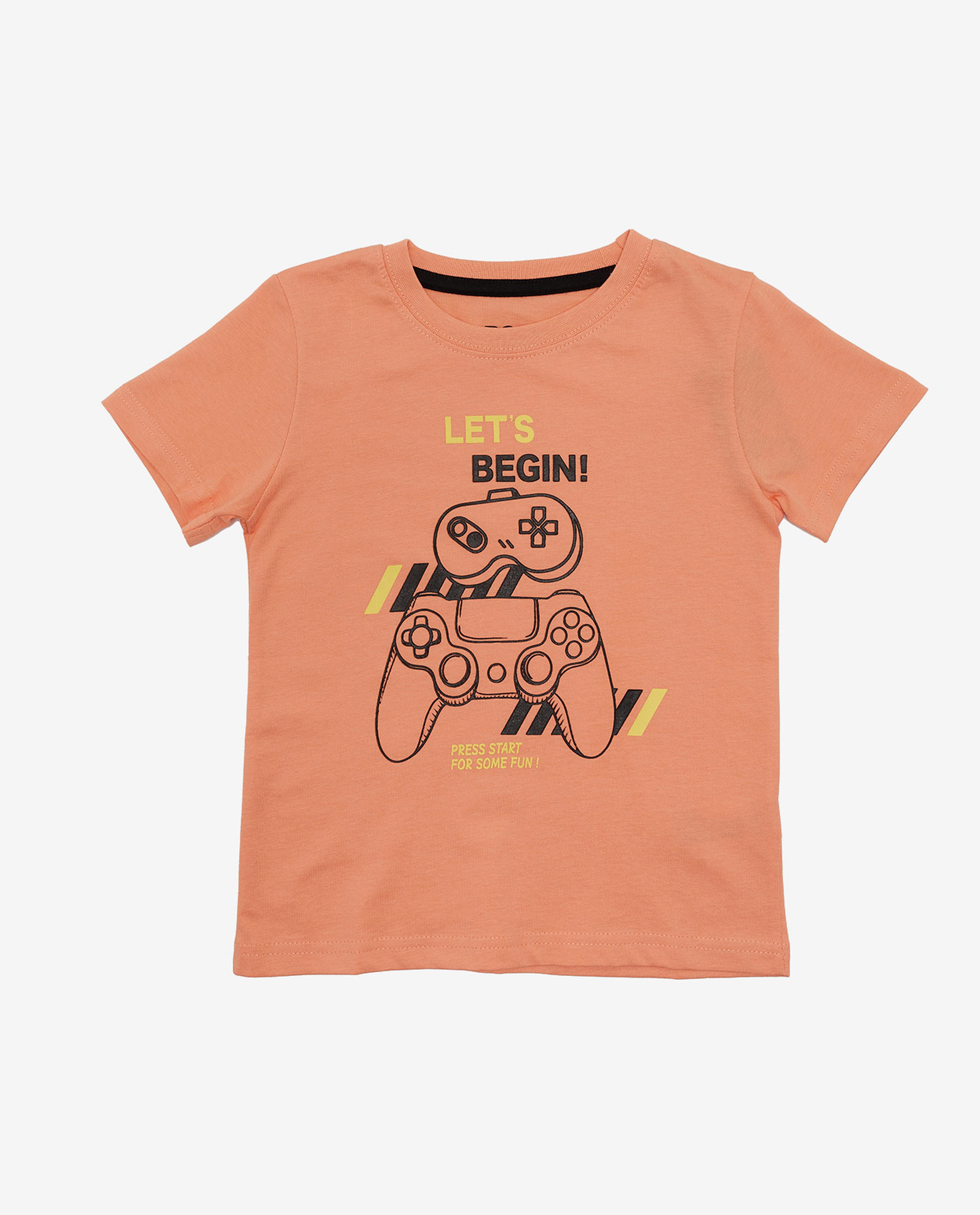 تيشيرت بياقة مستديرة وأكمام قصيرة