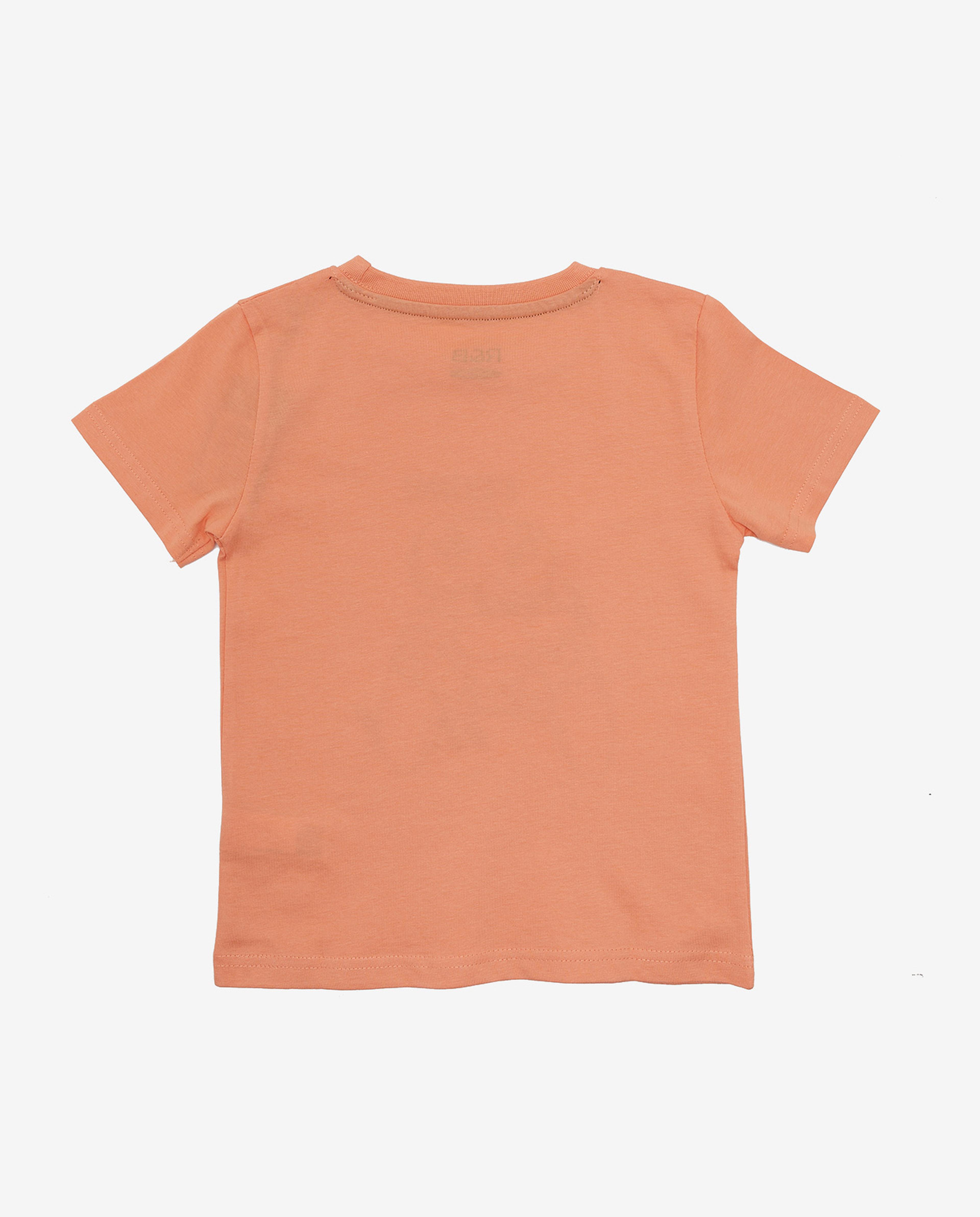 تيشيرت بياقة مستديرة وأكمام قصيرة