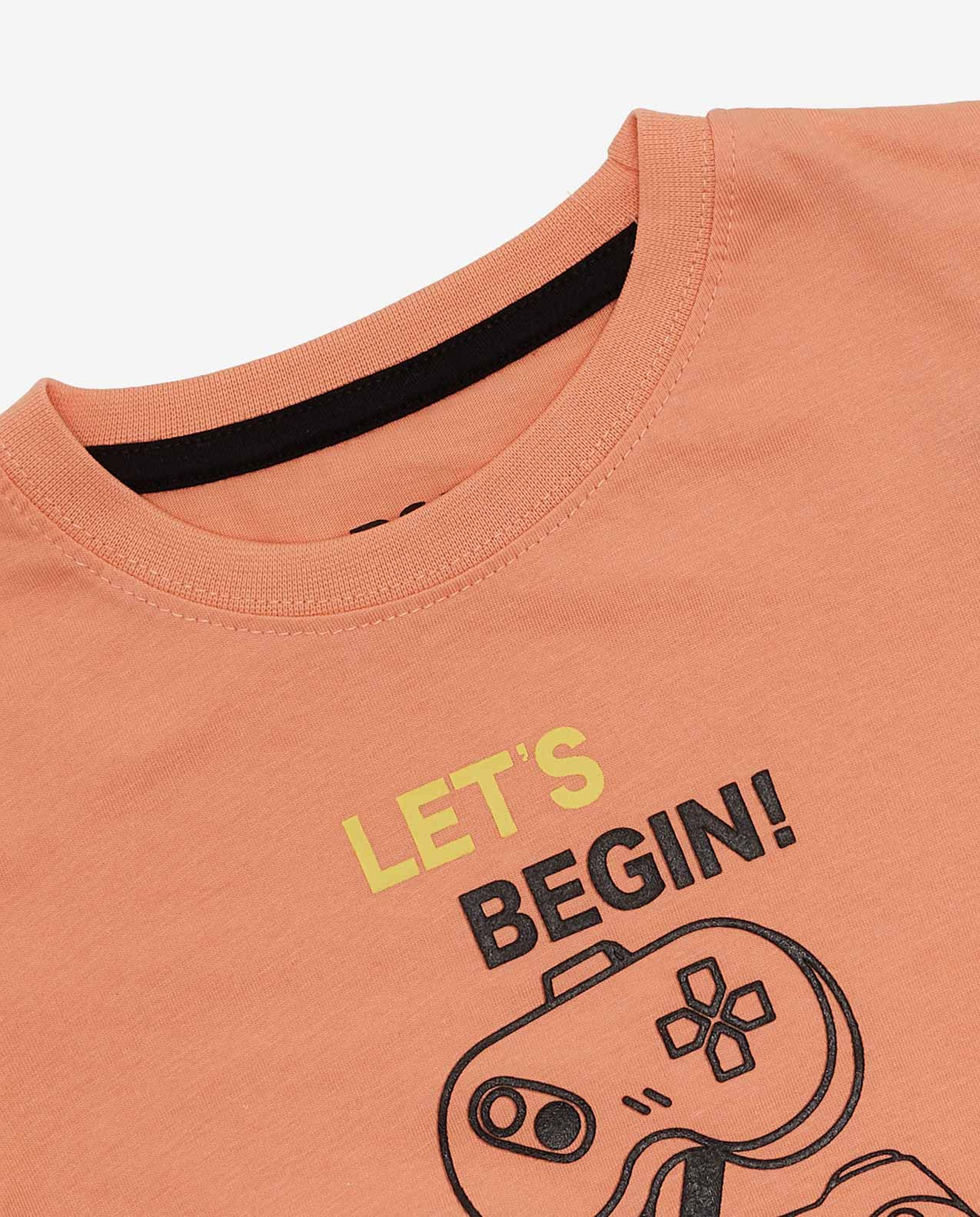 تيشيرت بياقة مستديرة وأكمام قصيرة