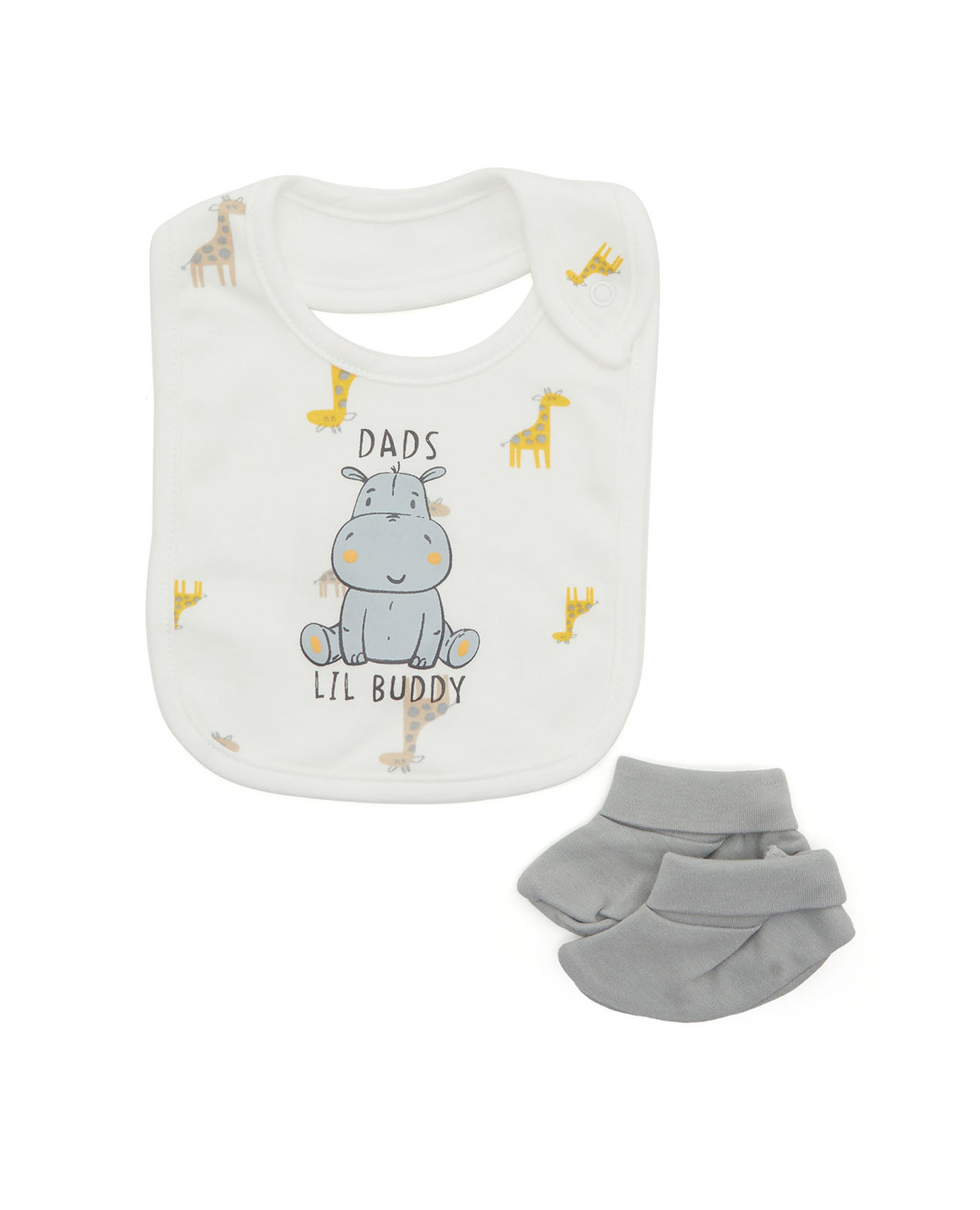 طقم جوارب و مريلة بطبعة