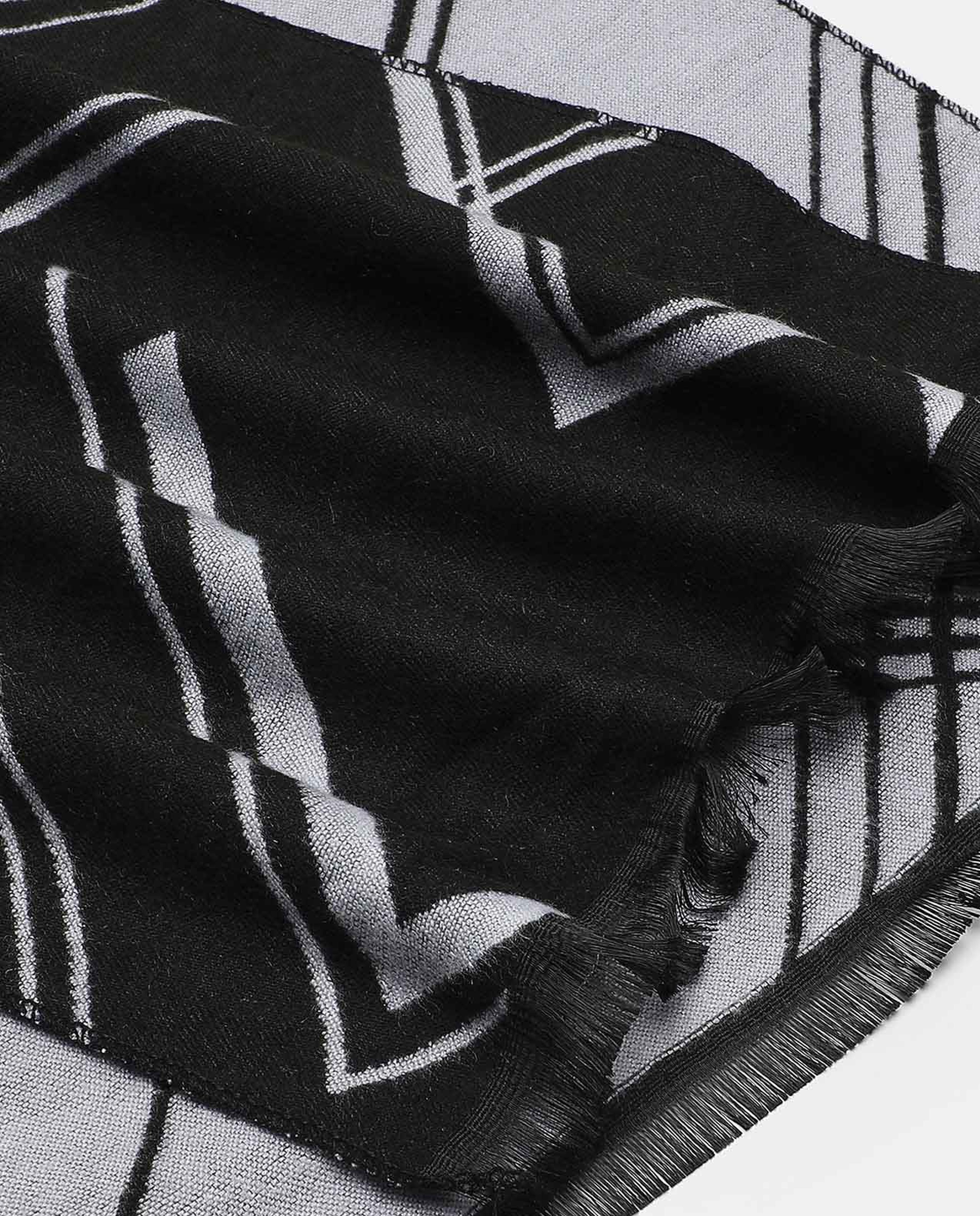 وشاح بنقش تجريدي