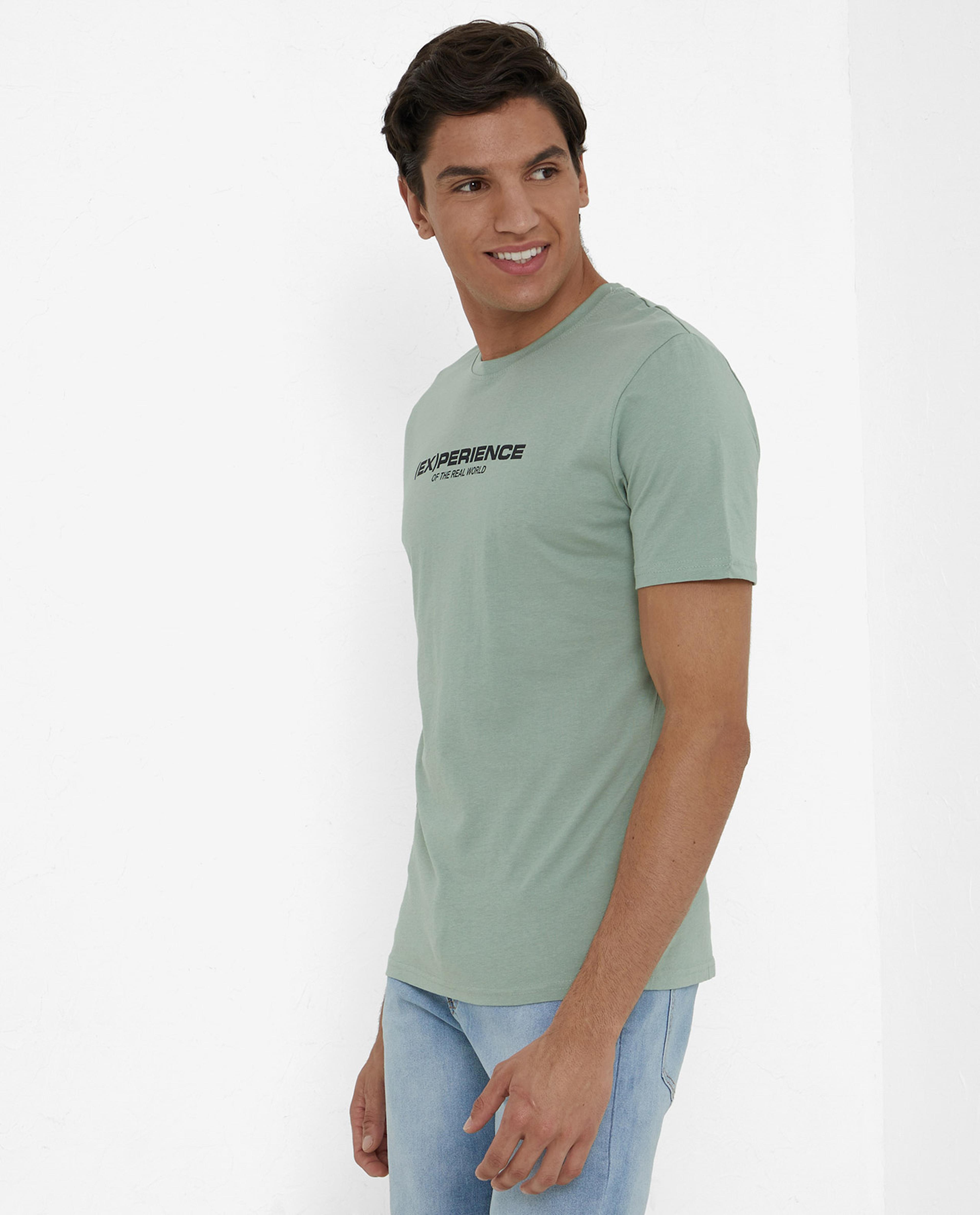 تيشيرت بأكمام قصيرة ورقبة مستديرة بطبعة