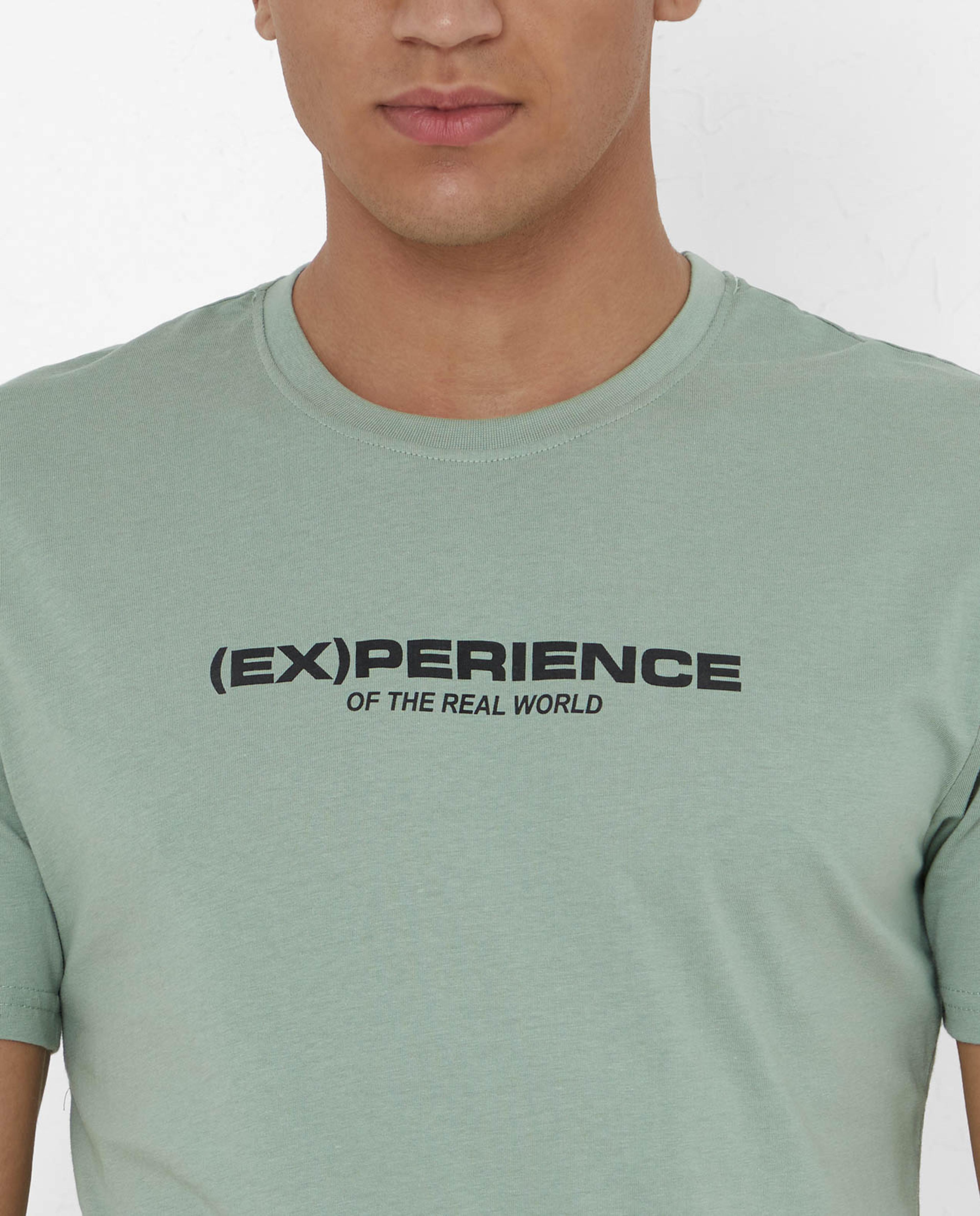 تيشيرت بأكمام قصيرة ورقبة مستديرة بطبعة