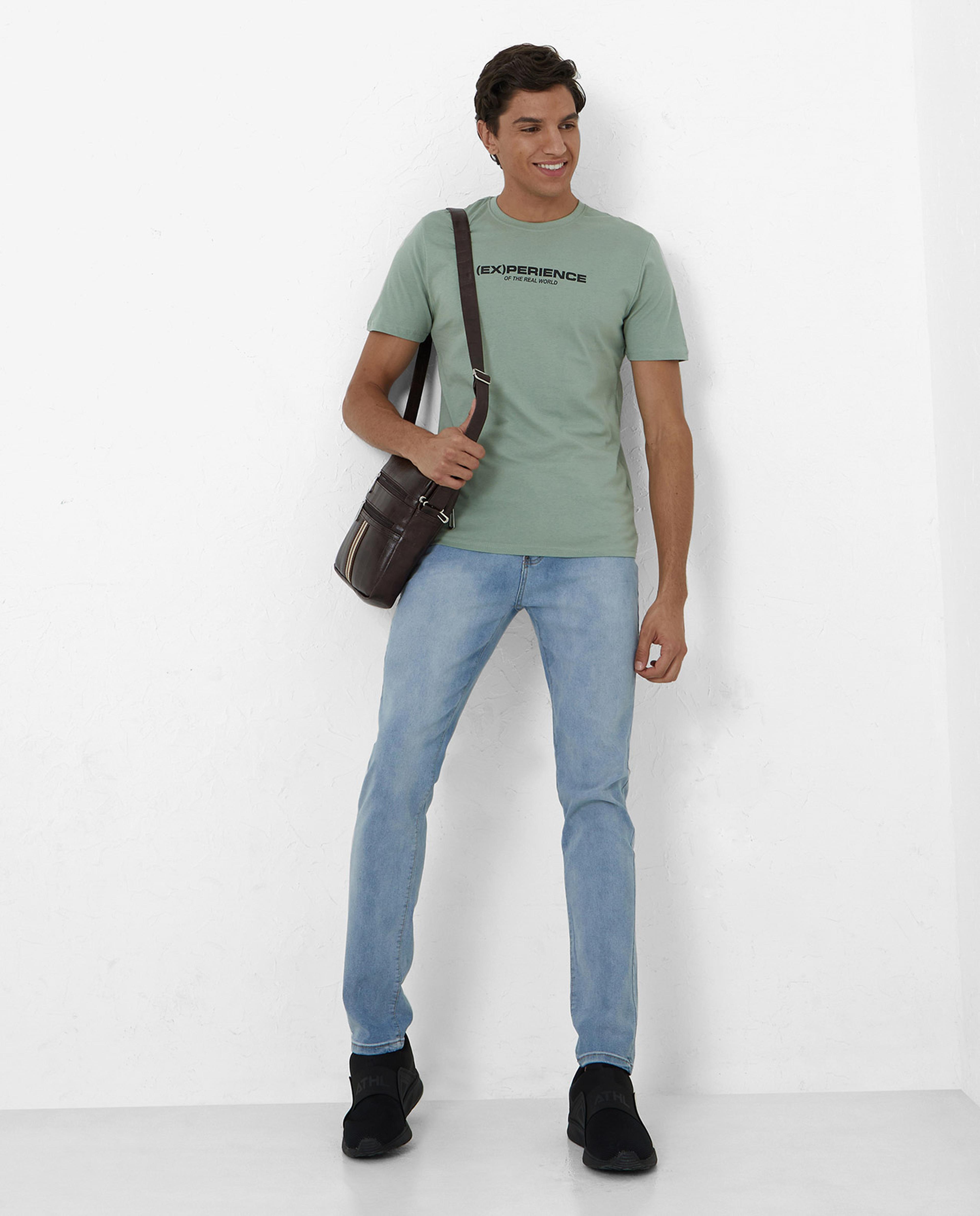 تيشيرت بأكمام قصيرة ورقبة مستديرة بطبعة