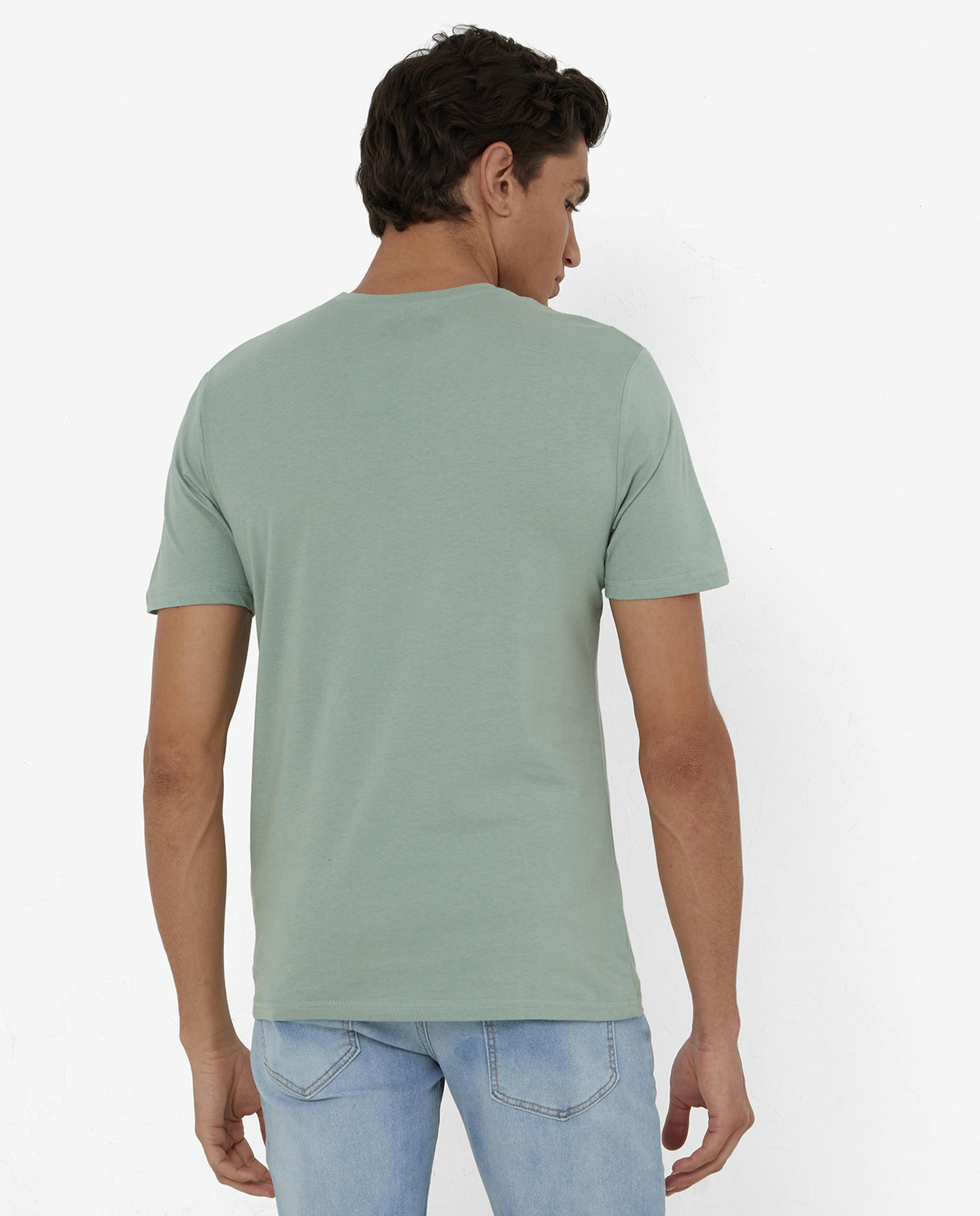 تيشيرت بأكمام قصيرة ورقبة مستديرة بطبعة