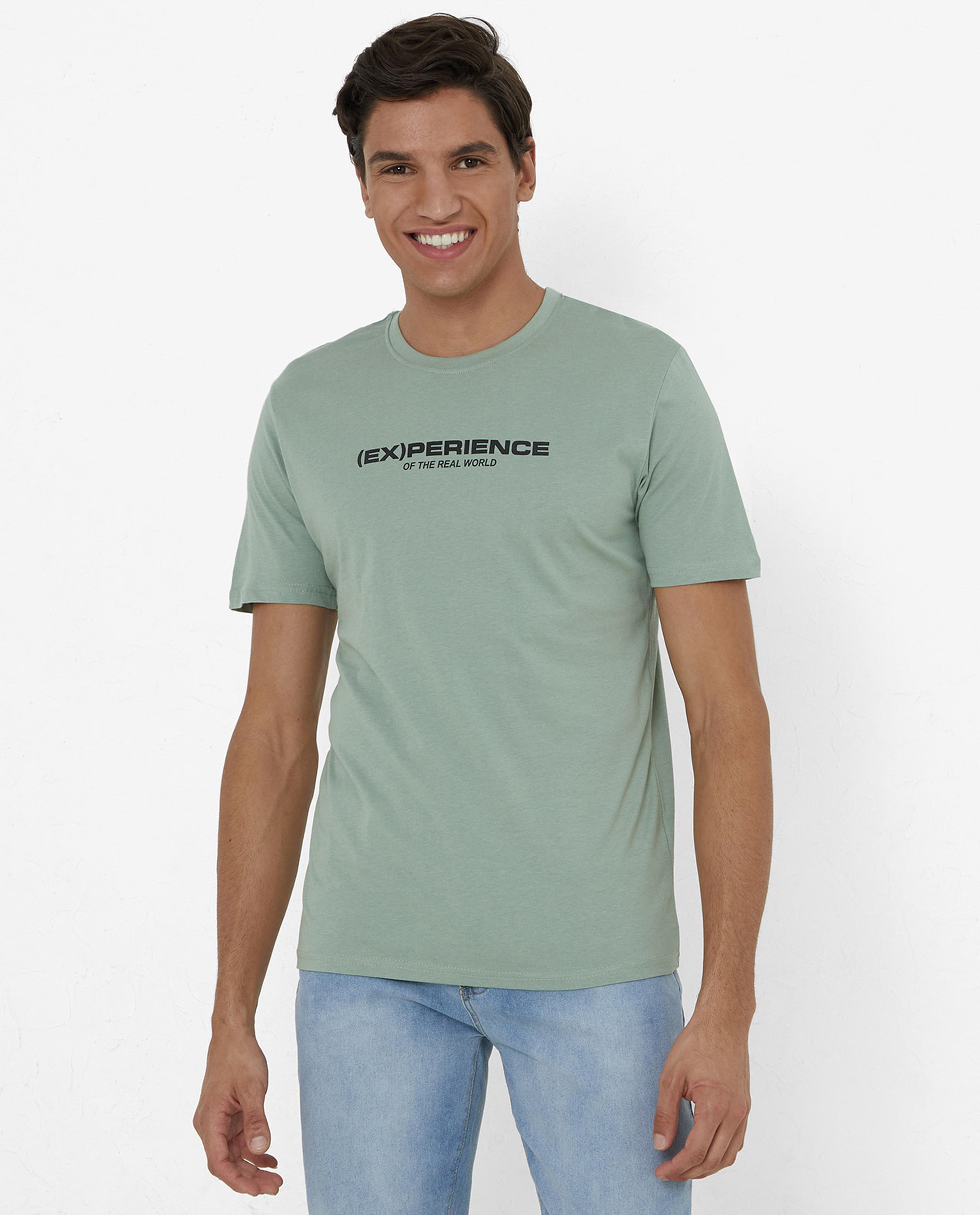 تيشيرت بأكمام قصيرة ورقبة مستديرة بطبعة