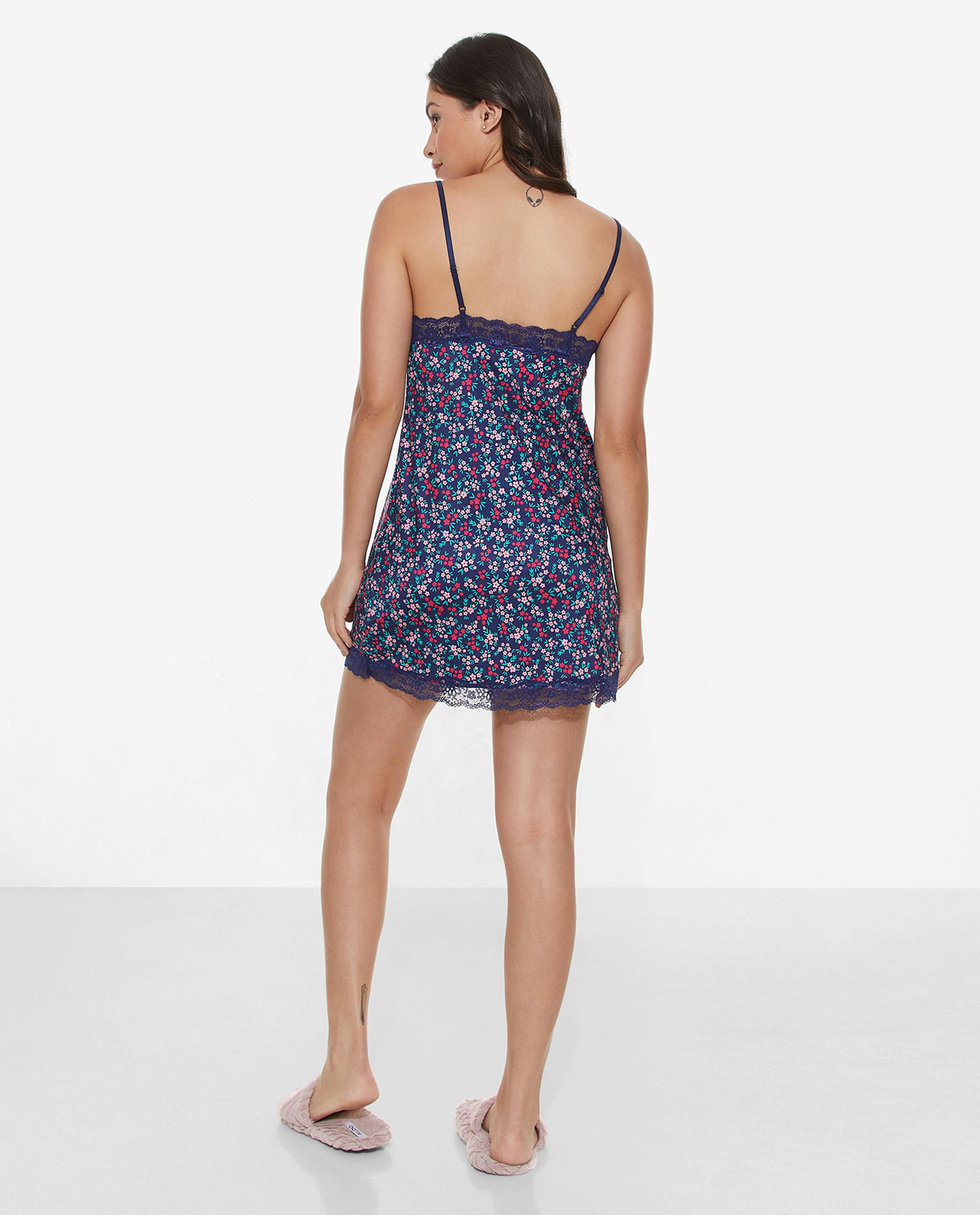 ثوب نوم بقصة A وطبعة