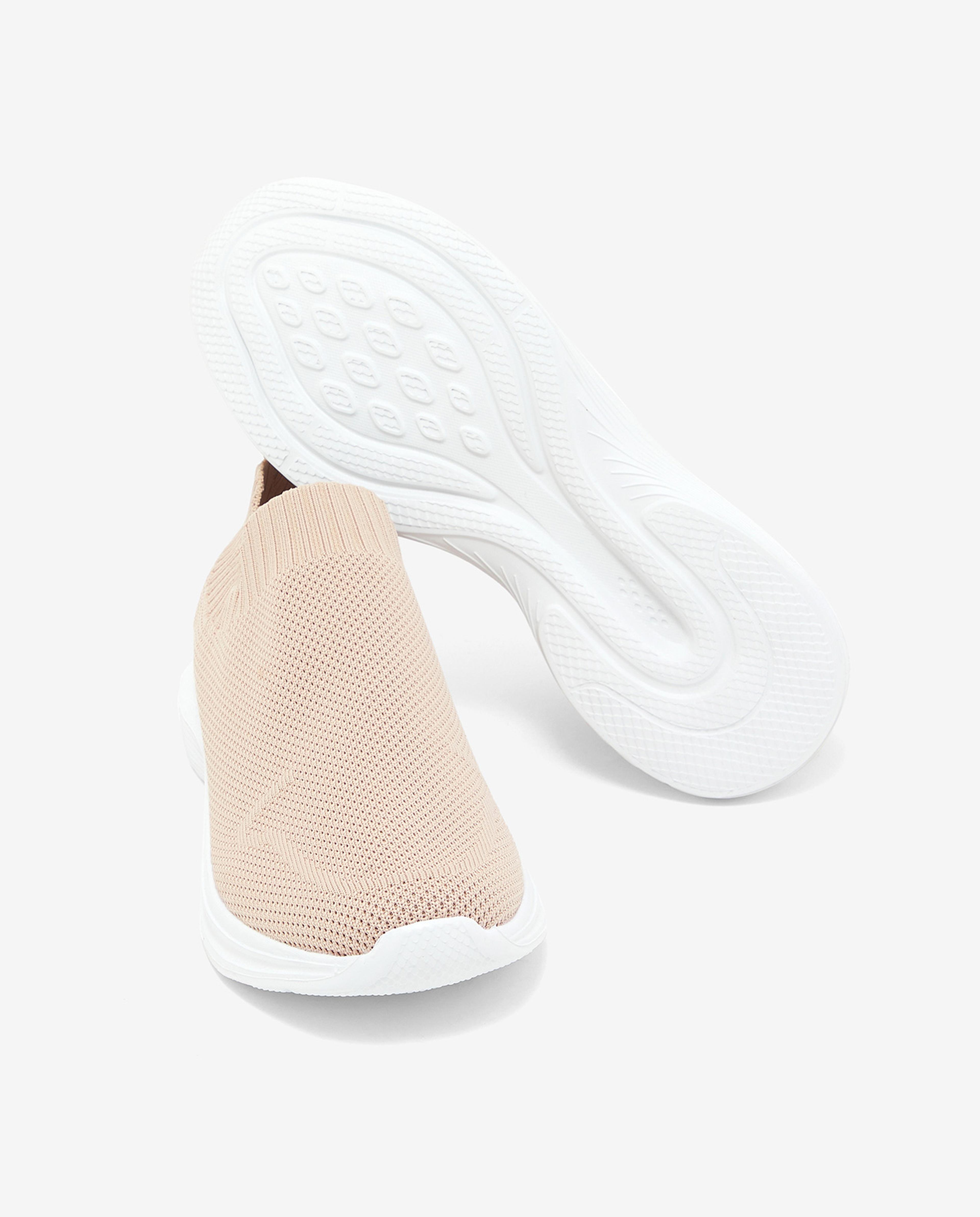 حذاء رياضي سليب أون