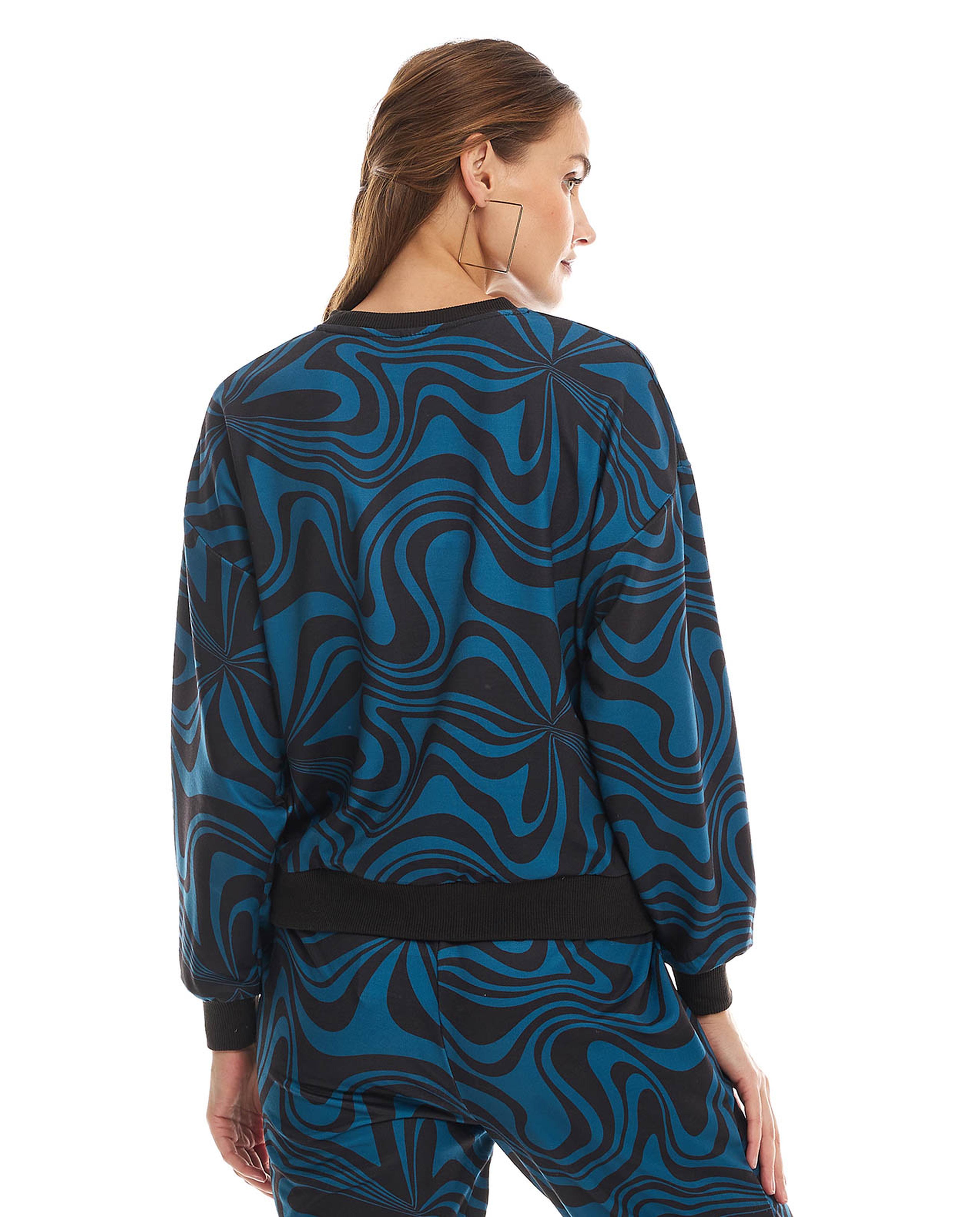 سويتشيرت بطبعة وياقة مستديرة وأكمام طويلة