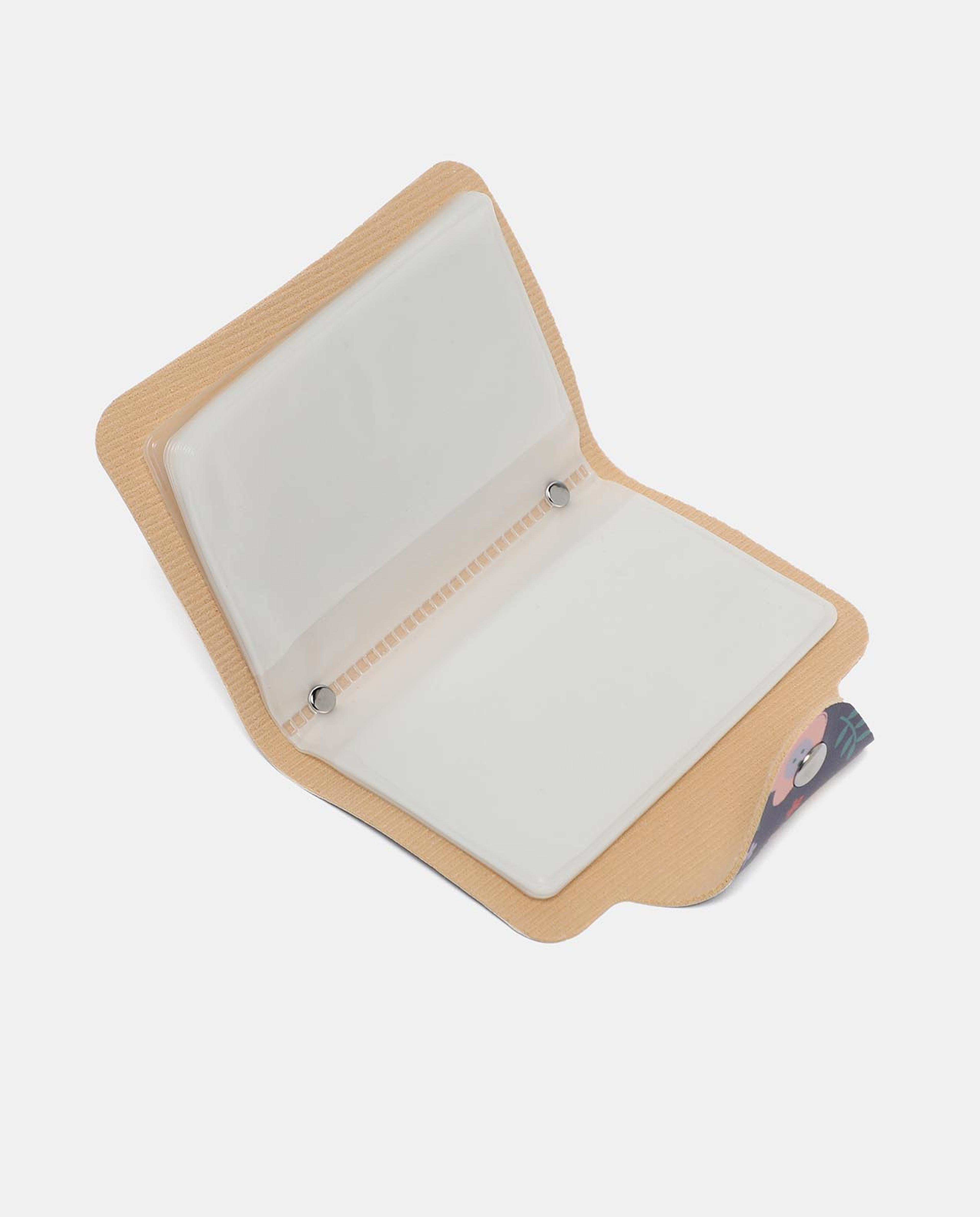 باوتش بطاقات زرقاء بطبعة من آر أند بي