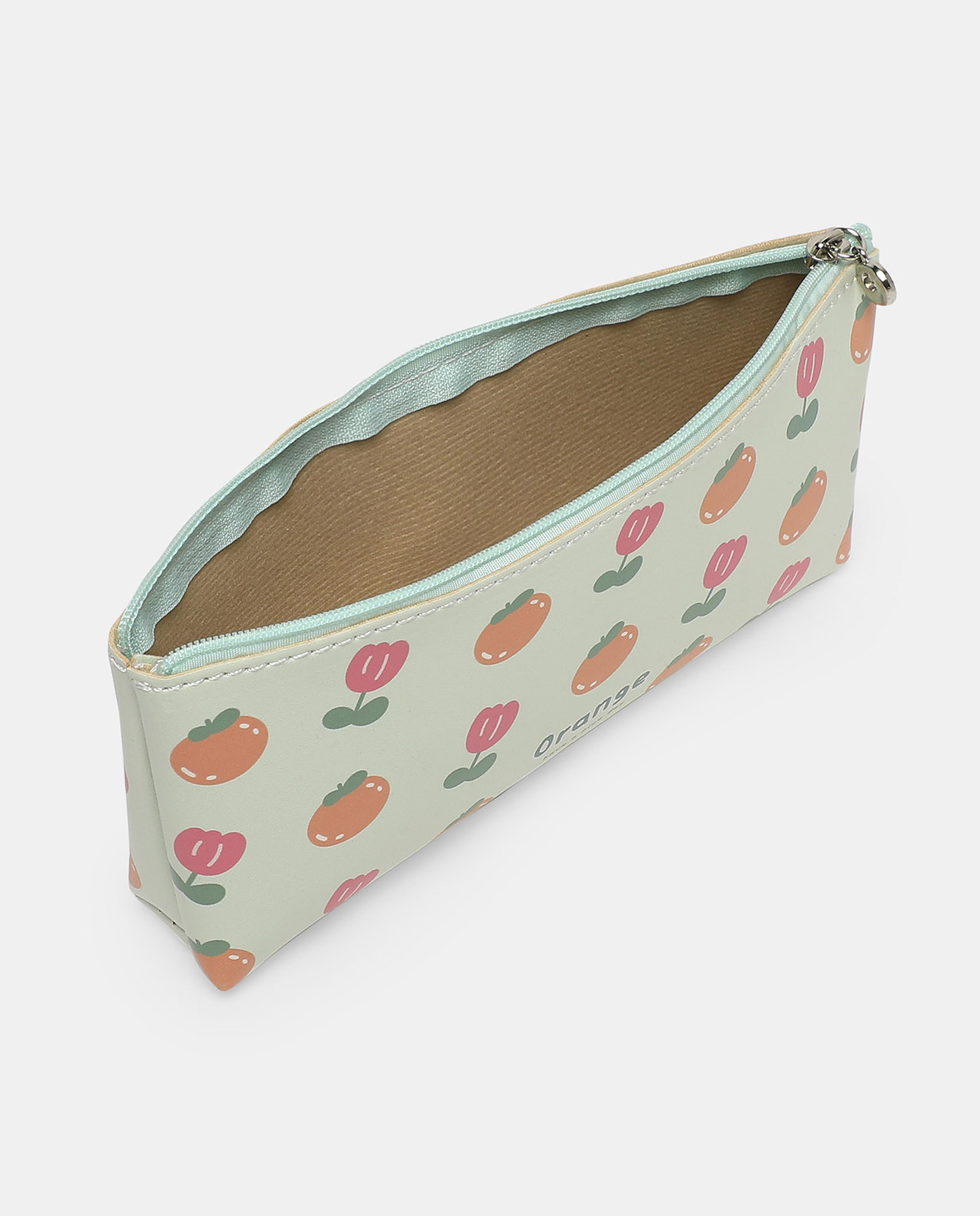 مقلمية أقلام خضراء بطبعة من آر أند بي