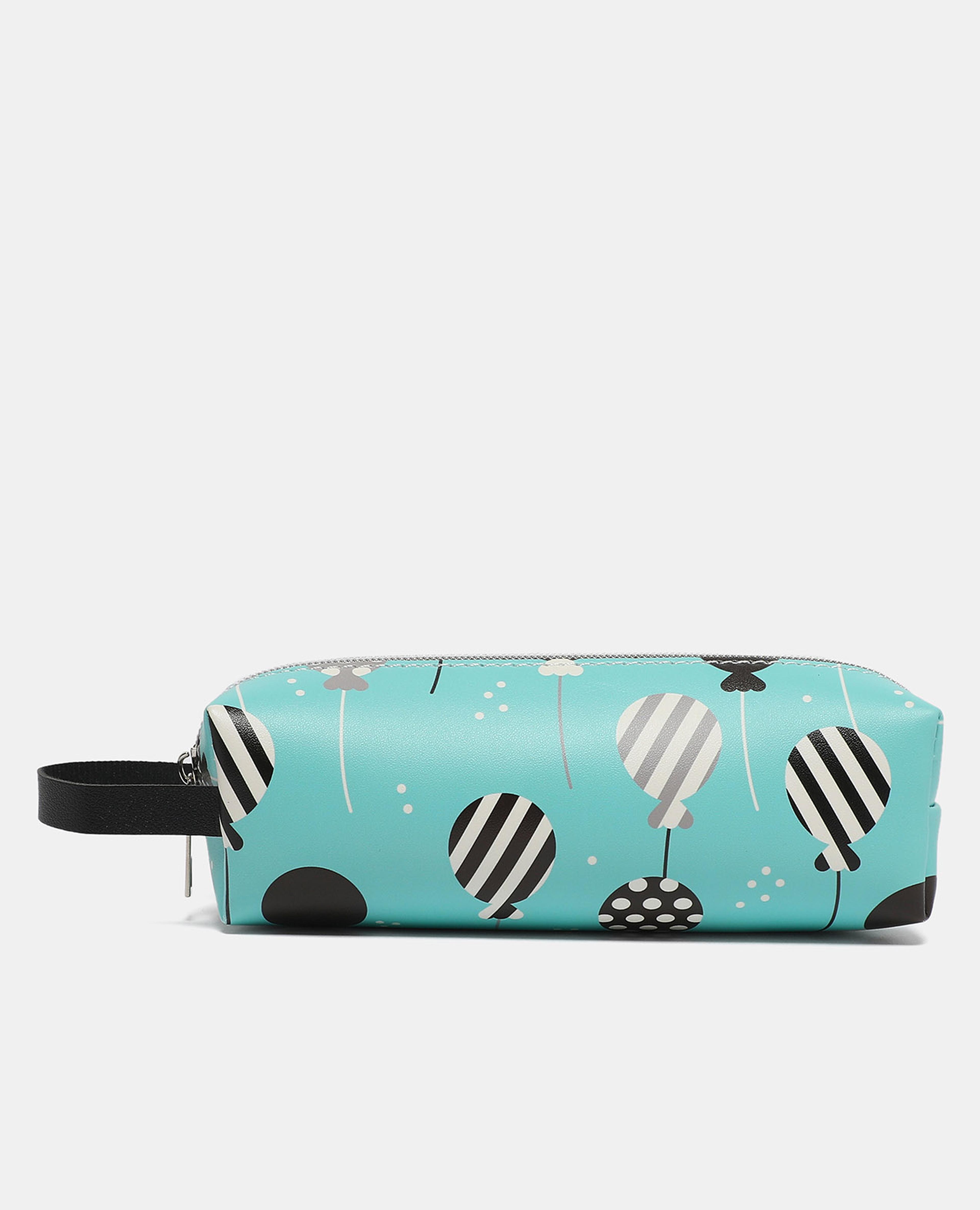 مقلمية أقلام خضراء بطبعة من آر أند بي