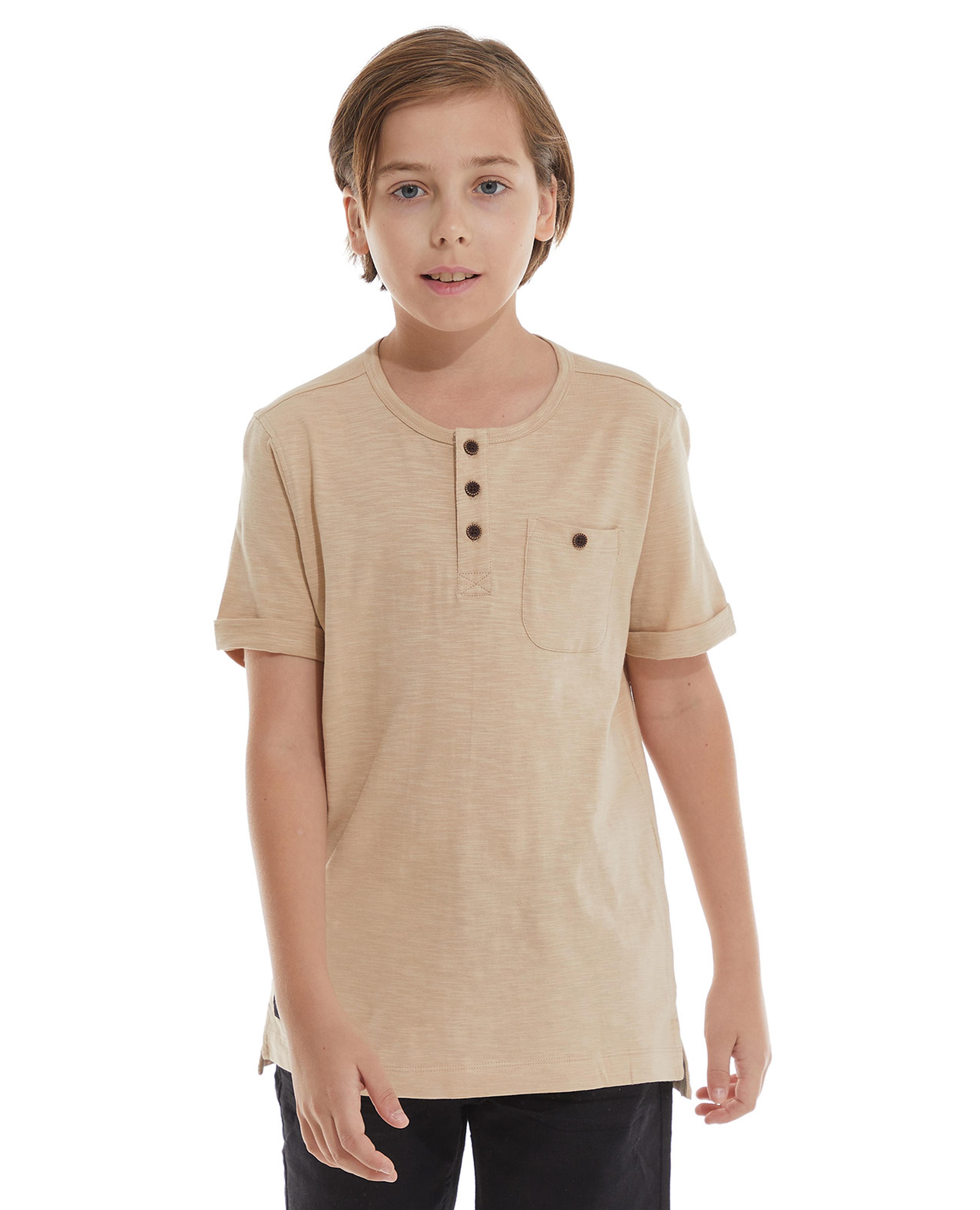 تيشيرت بياقة هينلي وأكمام قصيرة