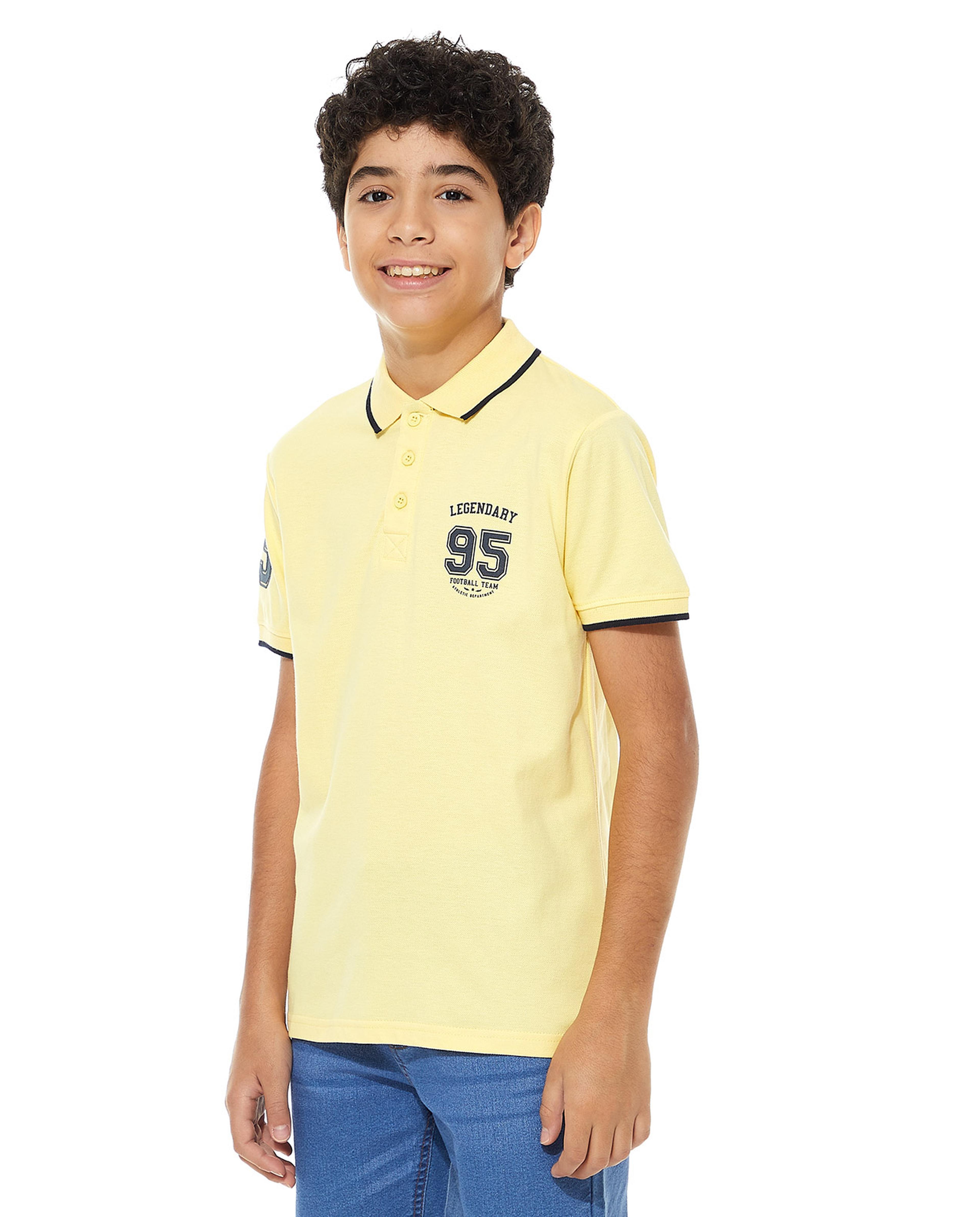 تيشيرت بياقة بولو وأكمام قصيرة وطبعة