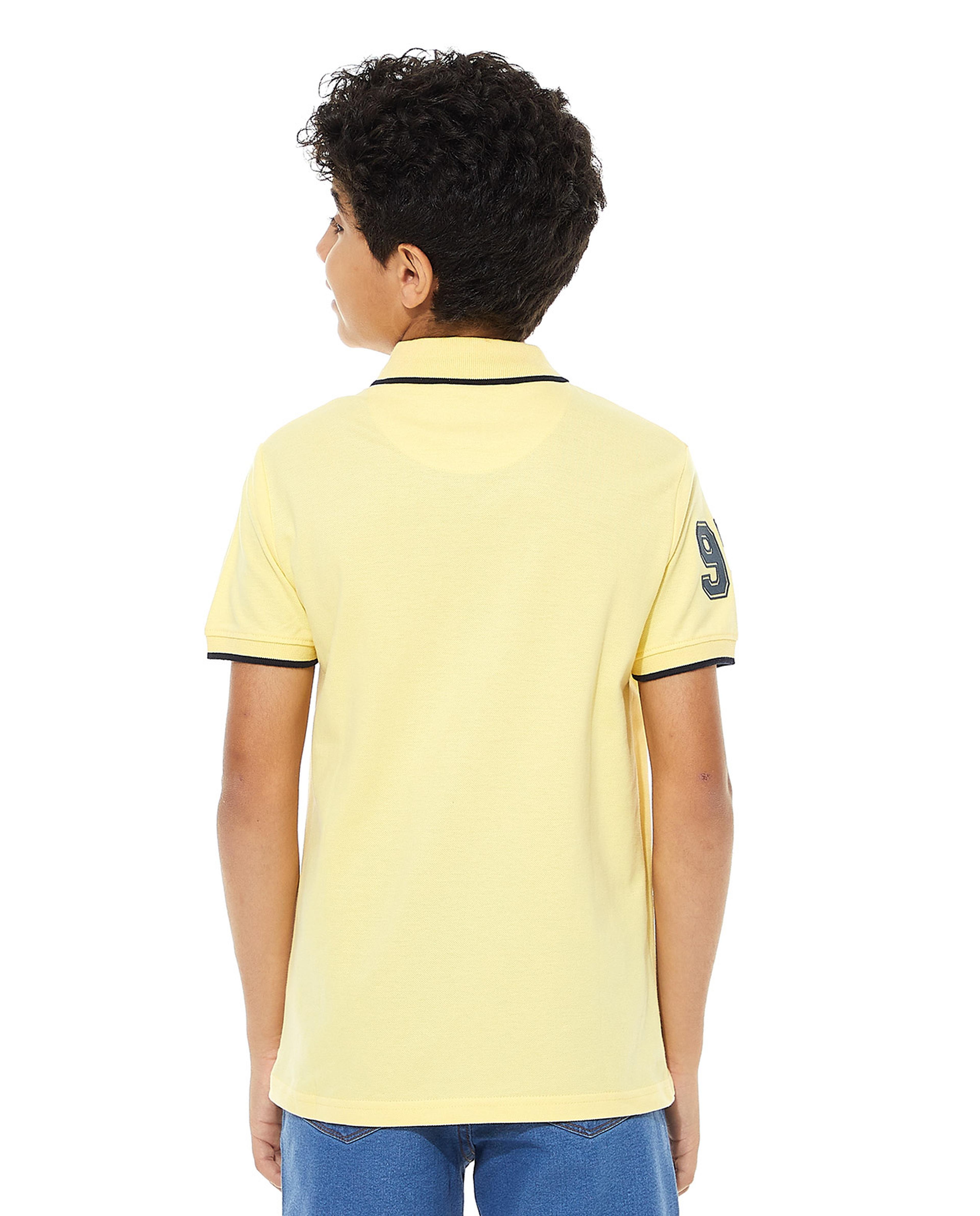 تيشيرت بياقة بولو وأكمام قصيرة وطبعة