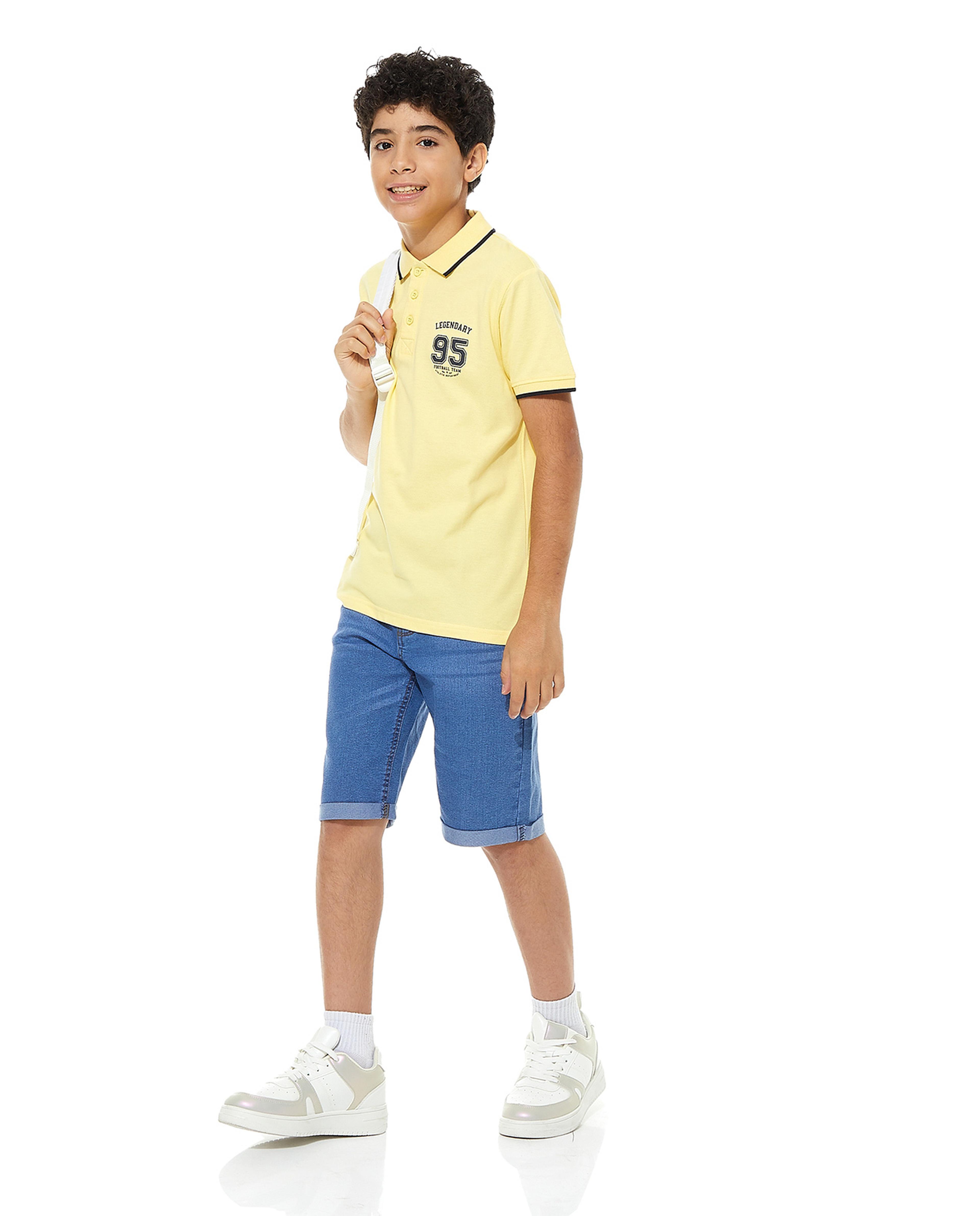 تيشيرت بياقة بولو وأكمام قصيرة وطبعة