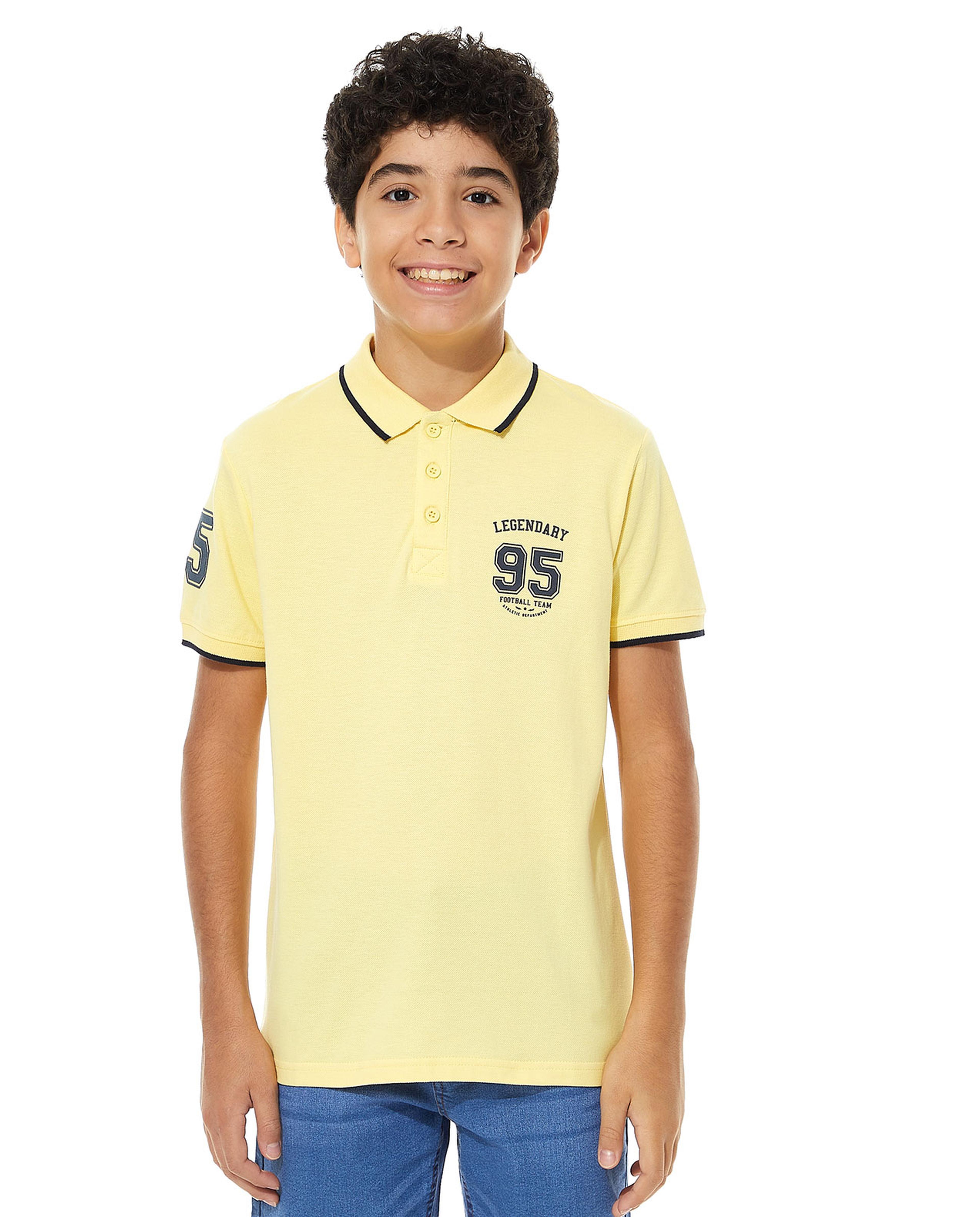 تيشيرت بياقة بولو وأكمام قصيرة وطبعة