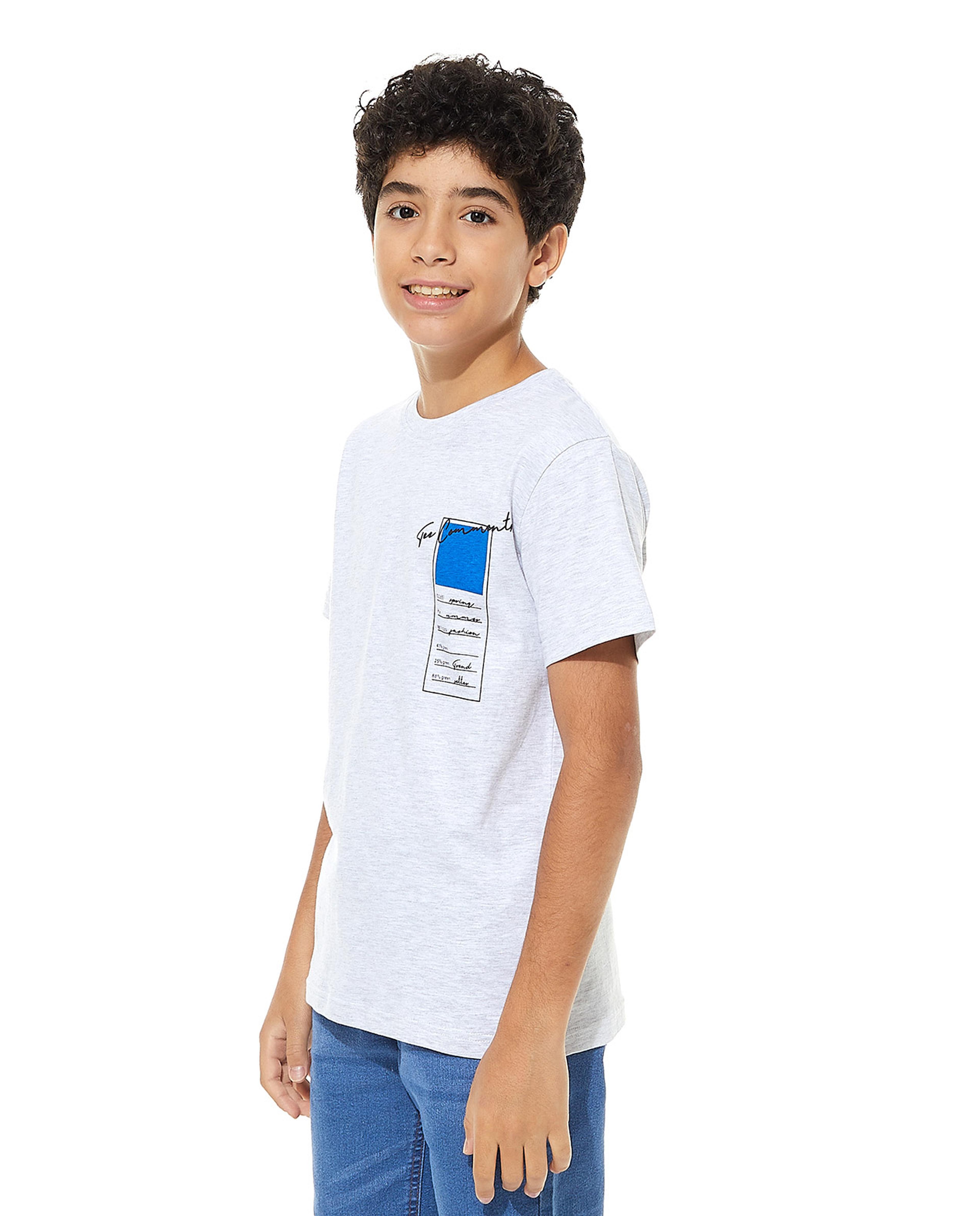 تيشيرت بياقة مستديرة وأكمام قصيرة وطبعة