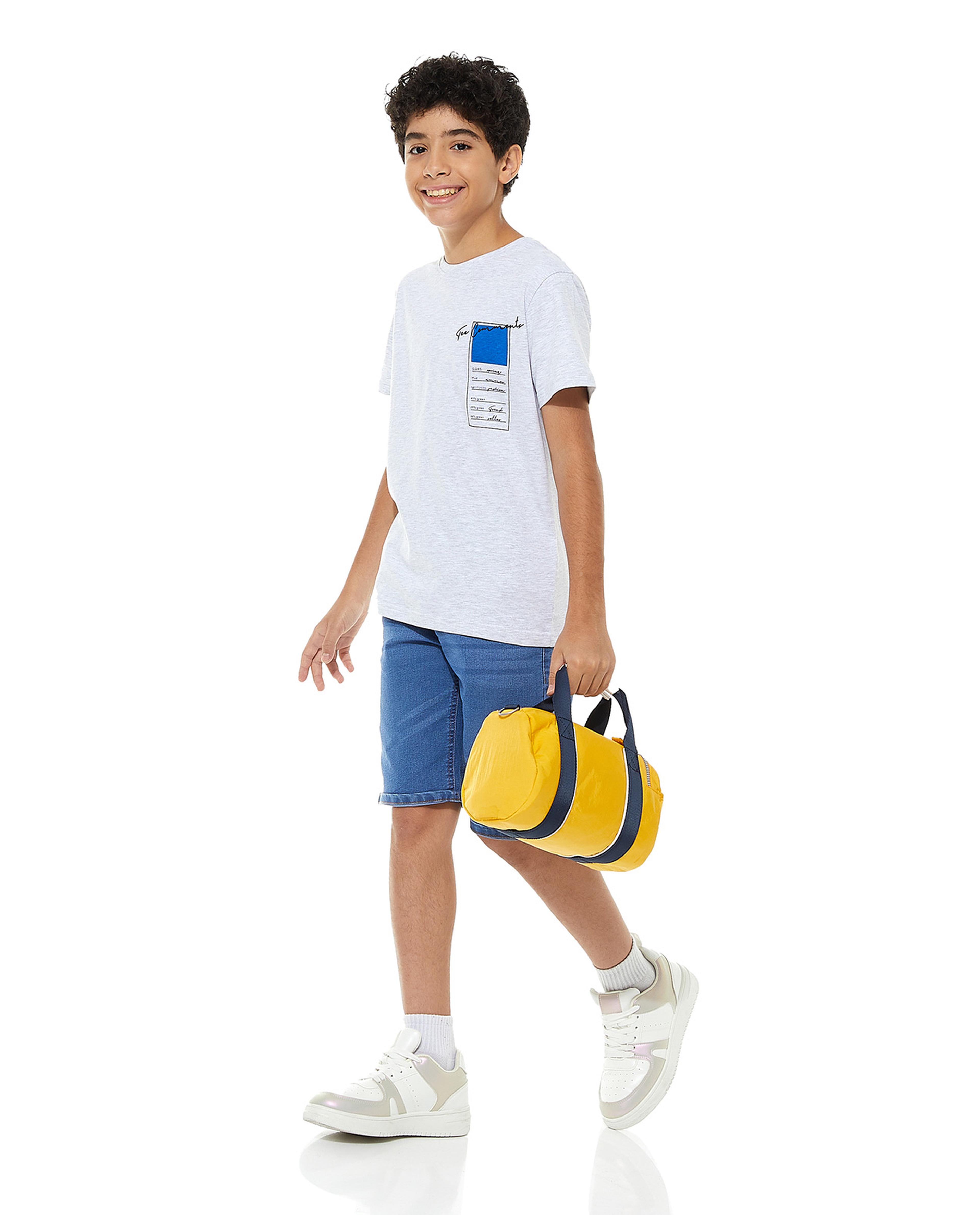 تيشيرت بياقة مستديرة وأكمام قصيرة وطبعة