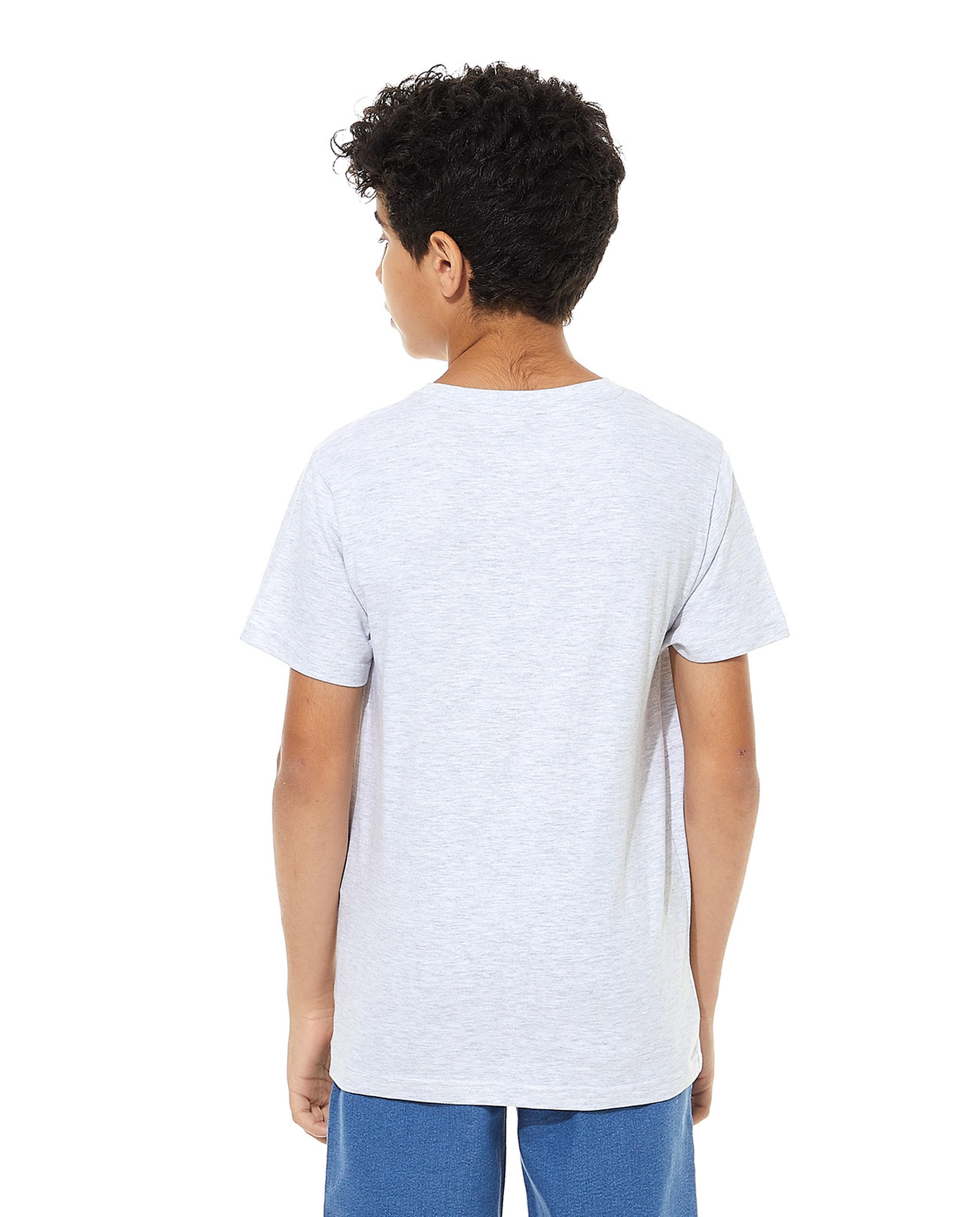 تيشيرت بياقة مستديرة وأكمام قصيرة وطبعة