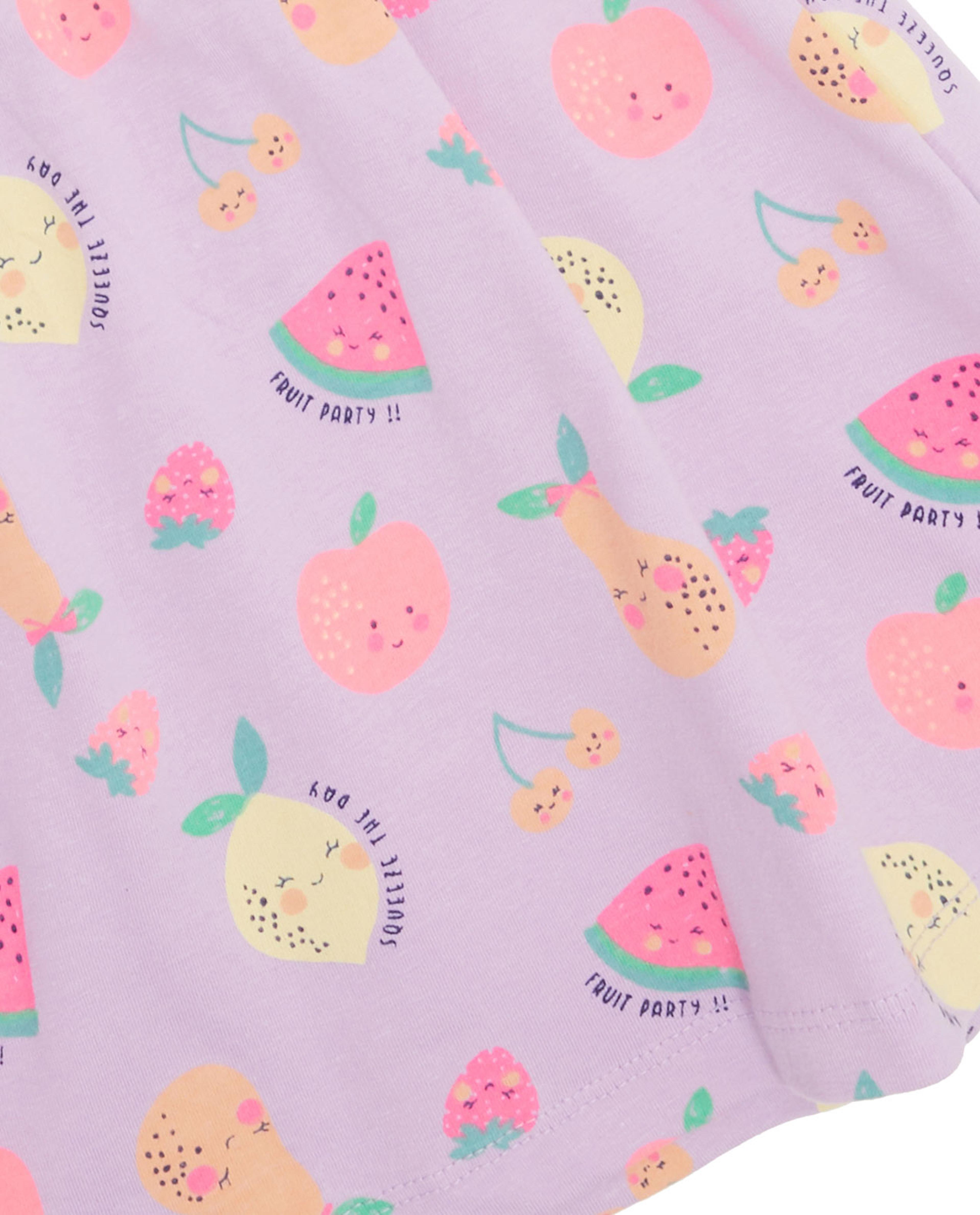 فستان بياقة مستديرة وأكمام كاب بطبعة