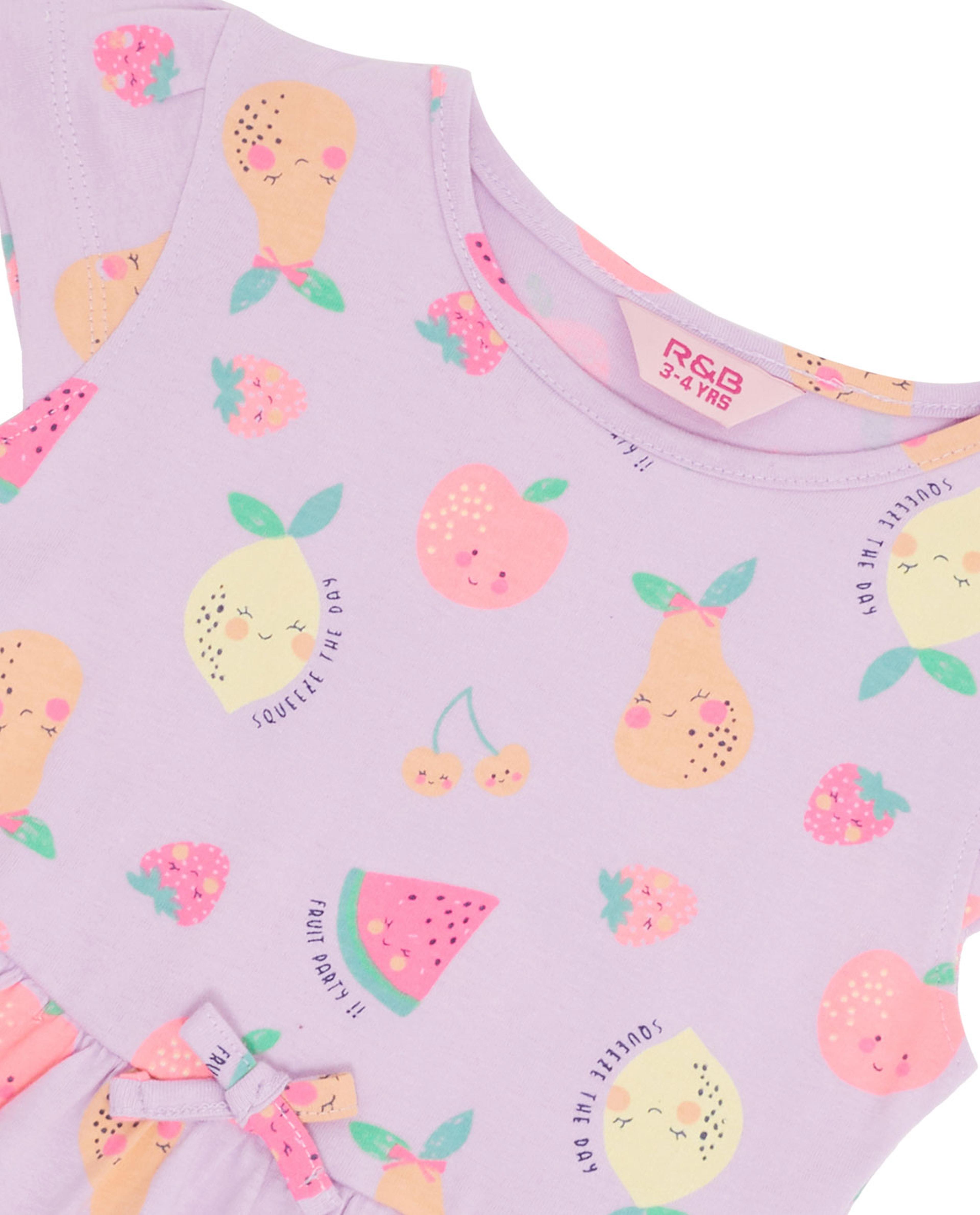 فستان بياقة مستديرة وأكمام كاب بطبعة