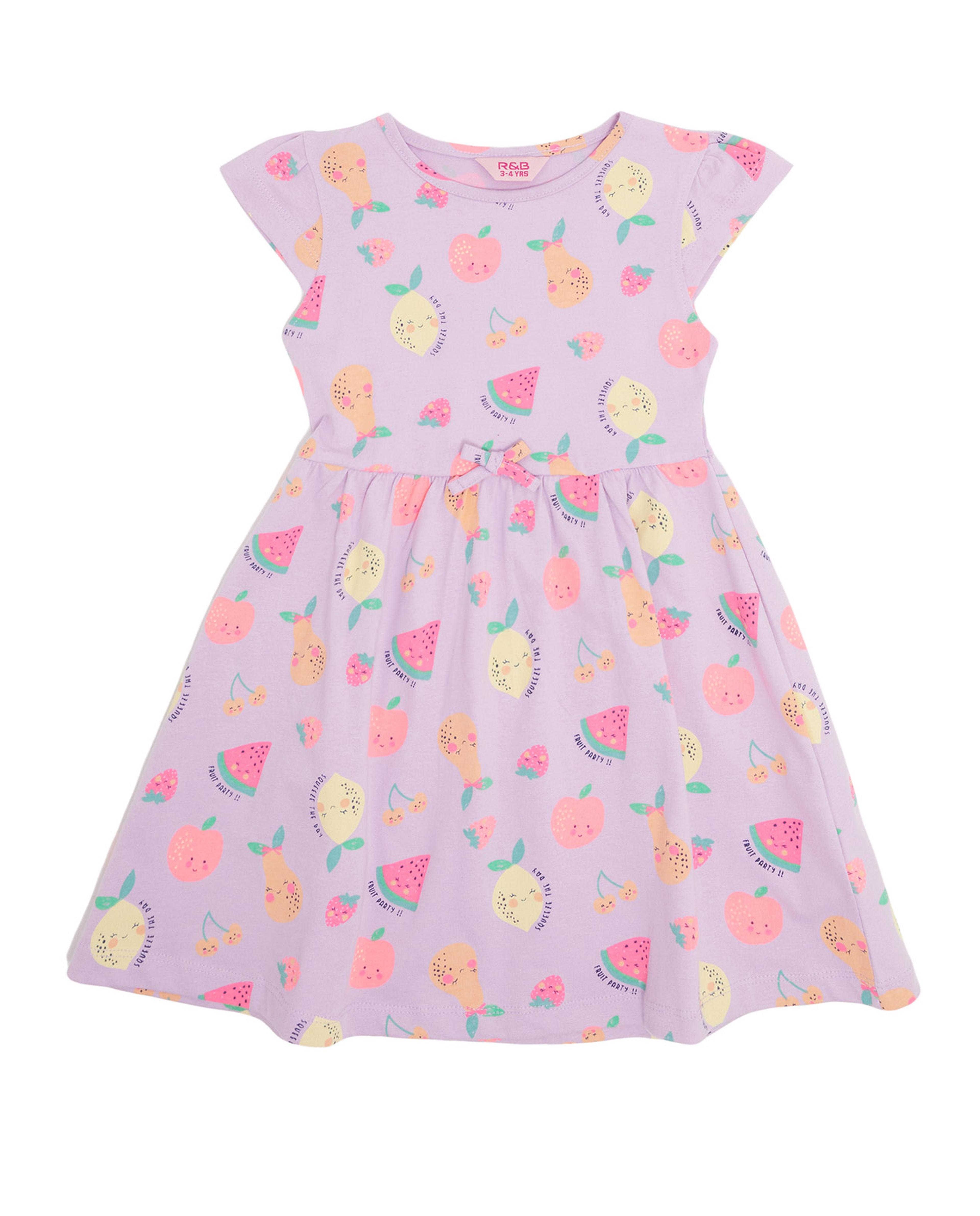 فستان بياقة مستديرة وأكمام كاب بطبعة