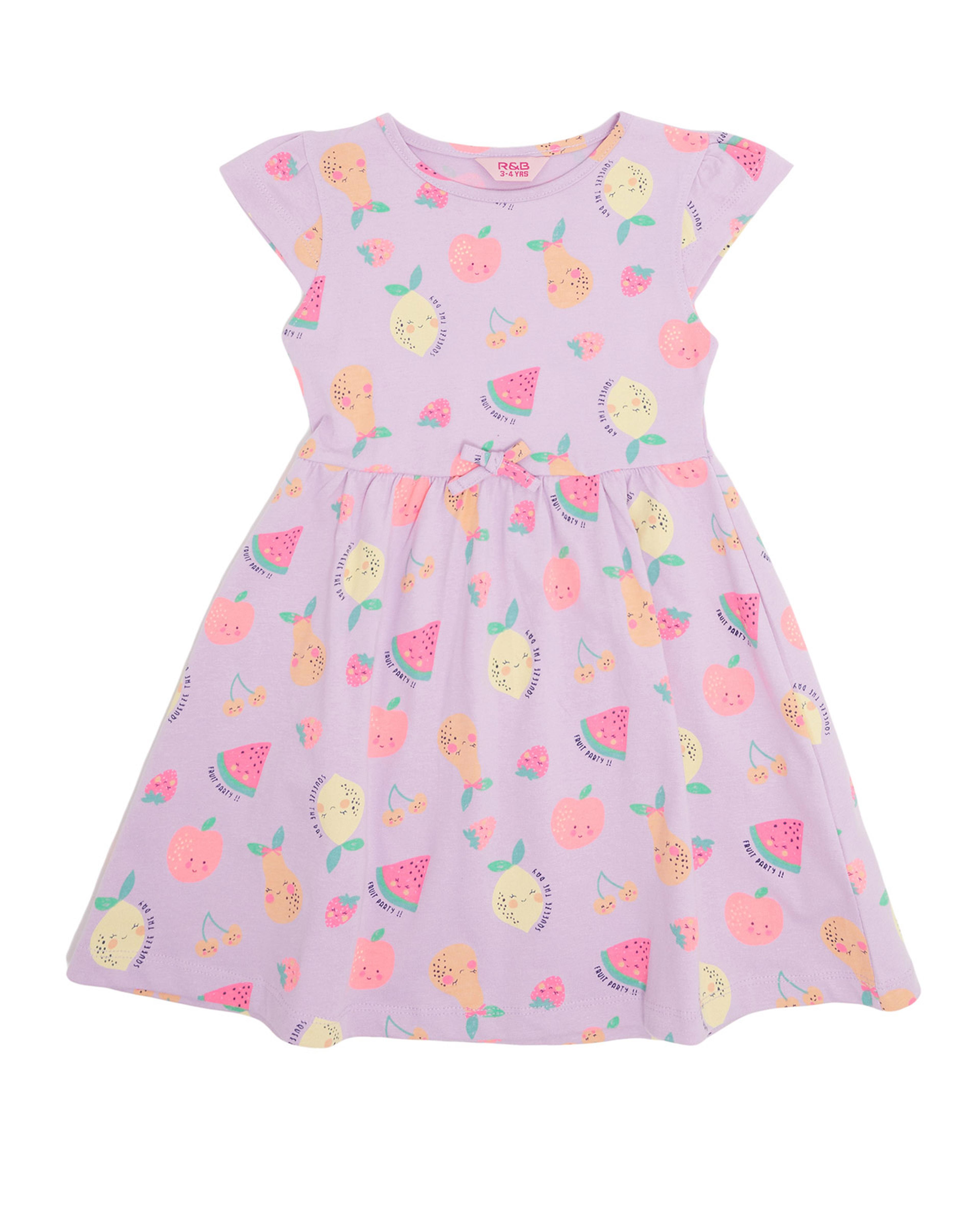 فستان بياقة مستديرة وأكمام كاب بطبعة