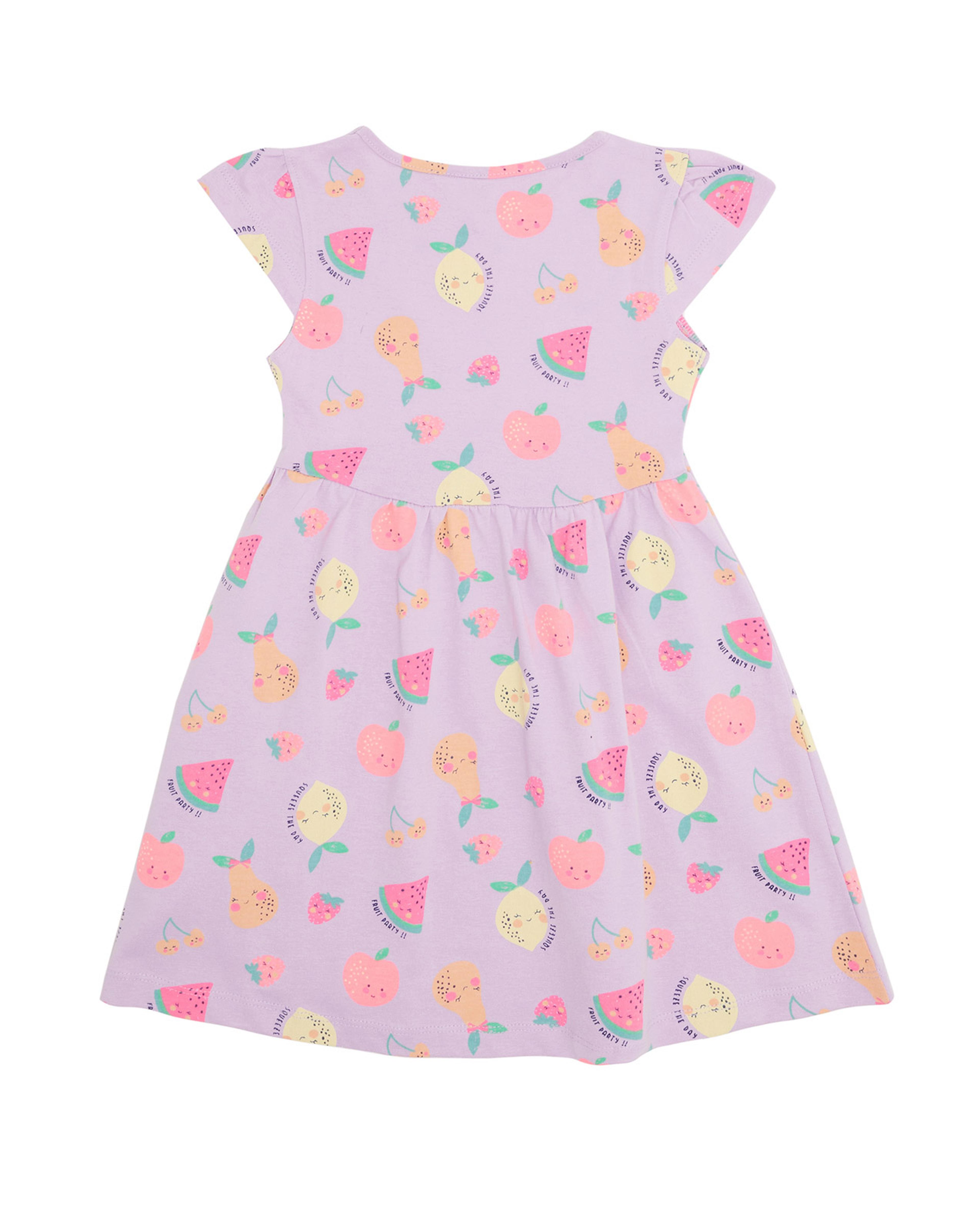 فستان بياقة مستديرة وأكمام كاب بطبعة