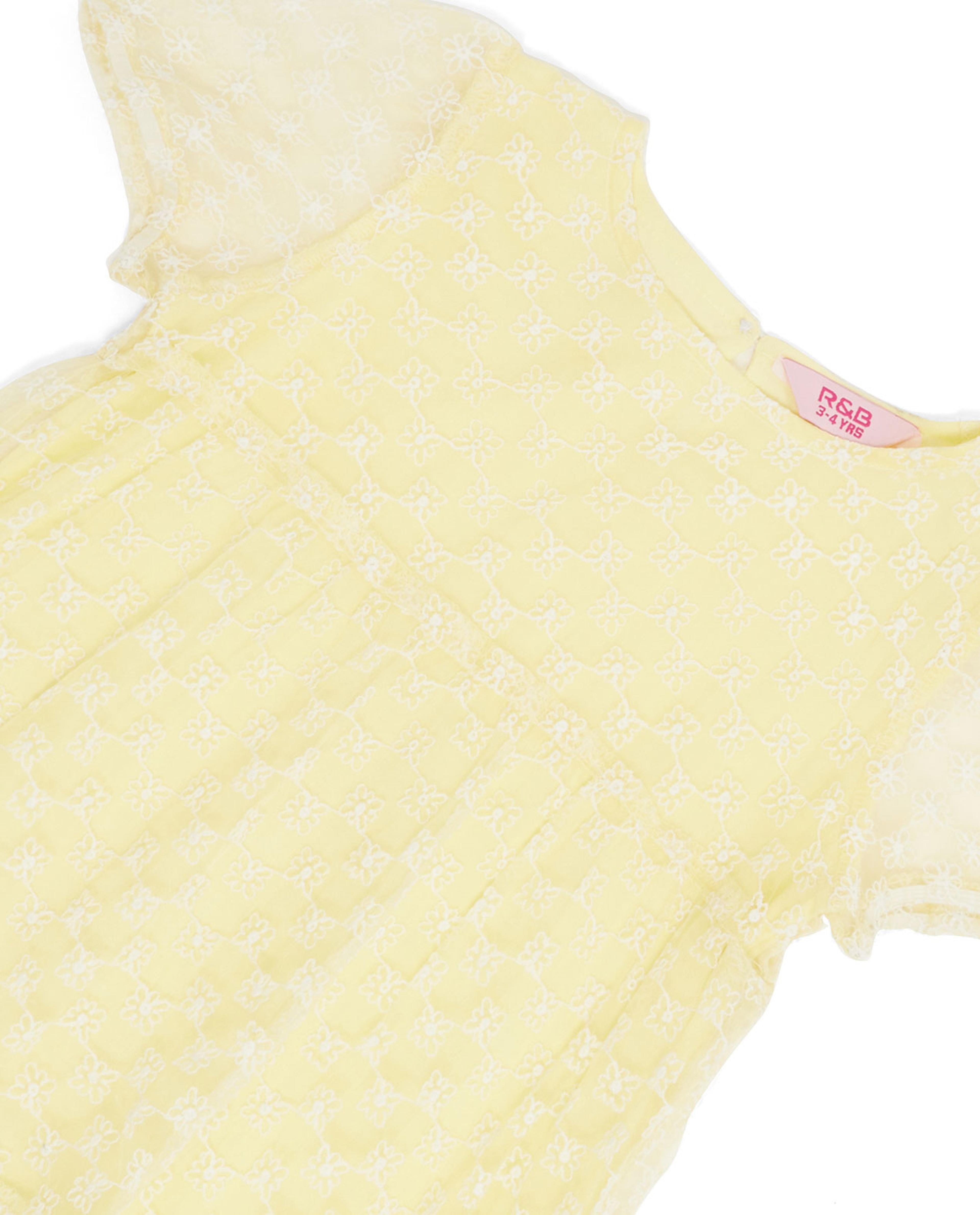 فستان مطرز بياقة دائرية وأكمام كاب