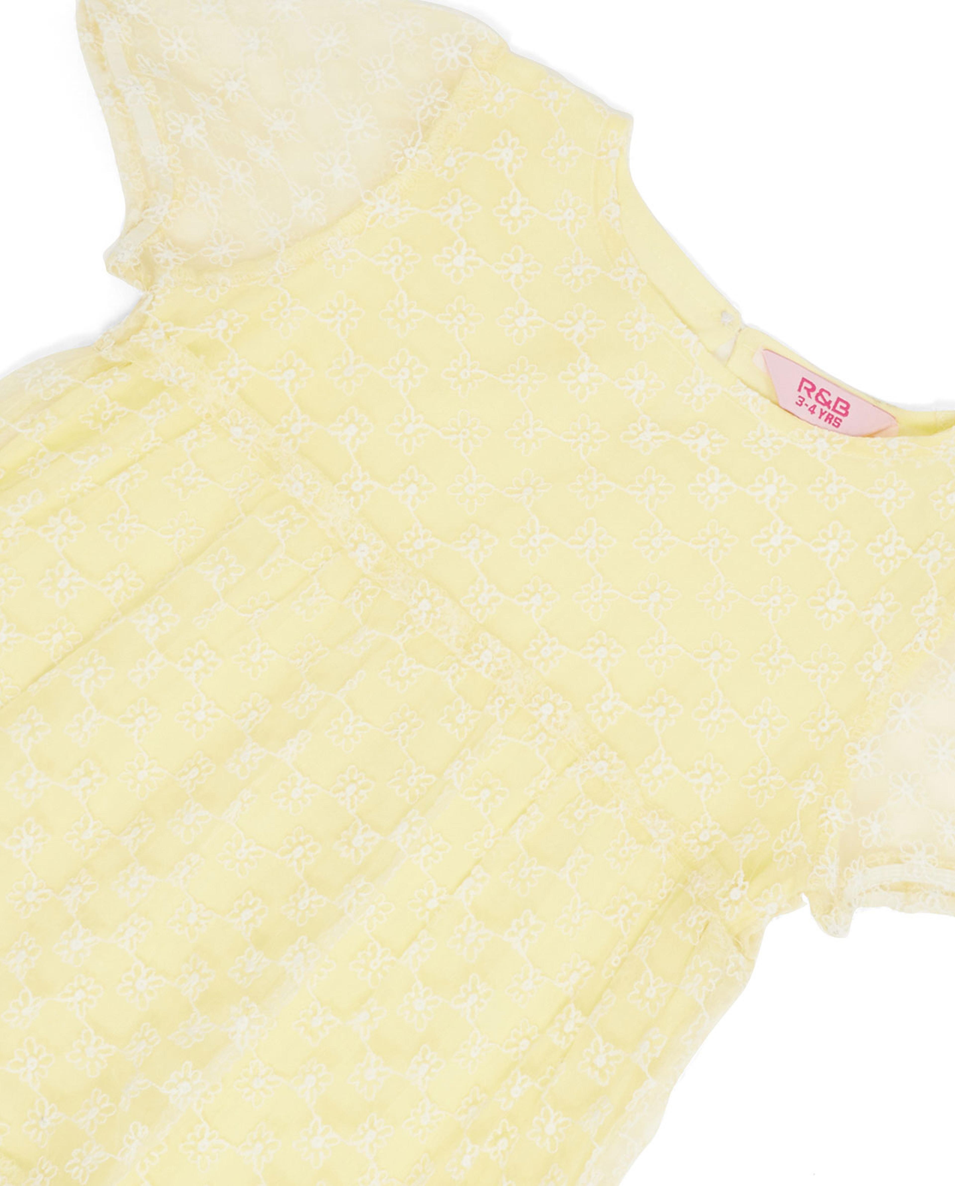 فستان مطرز بياقة دائرية وأكمام كاب