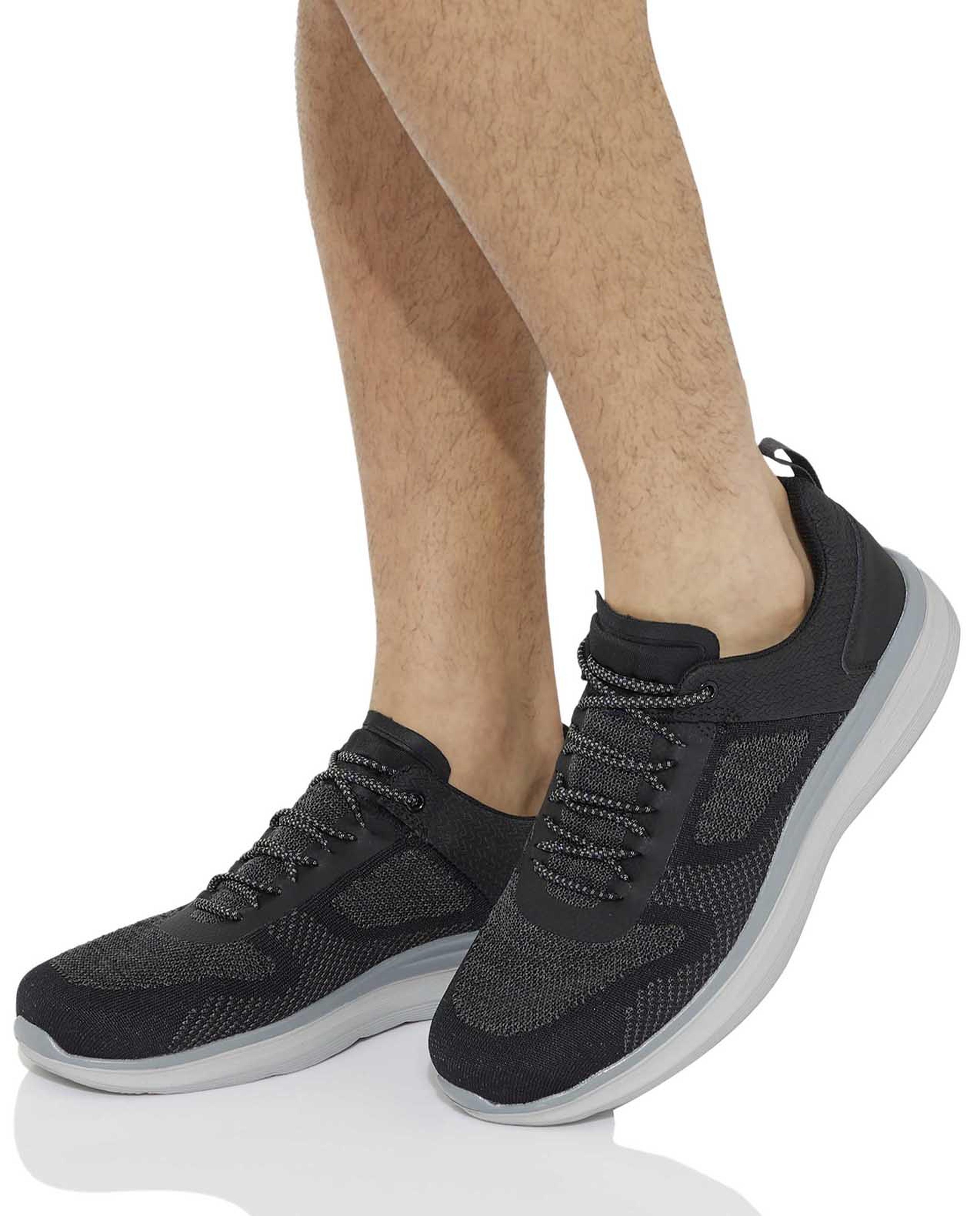 حذاء رياضي برباط