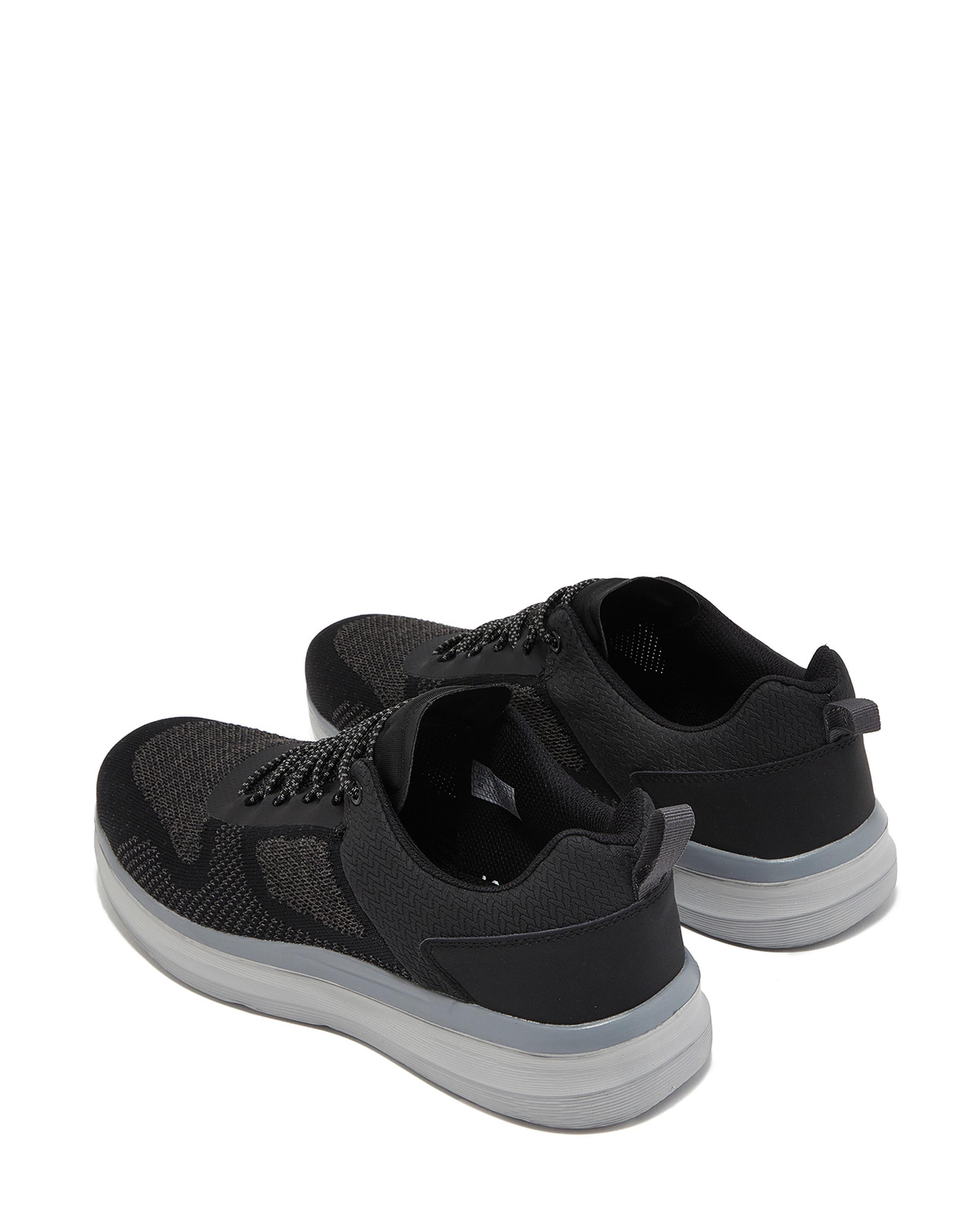 حذاء رياضي برباط