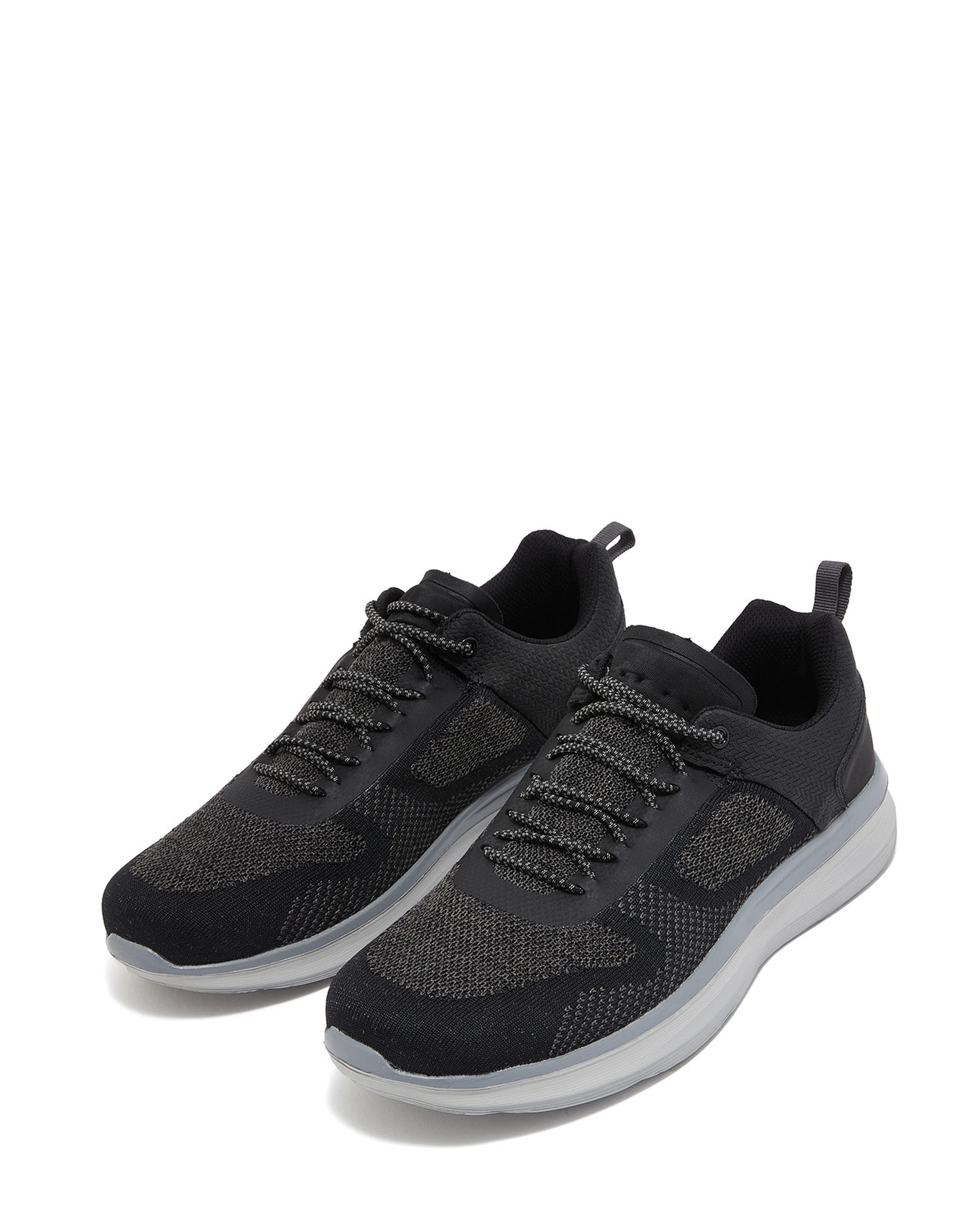 حذاء رياضي برباط