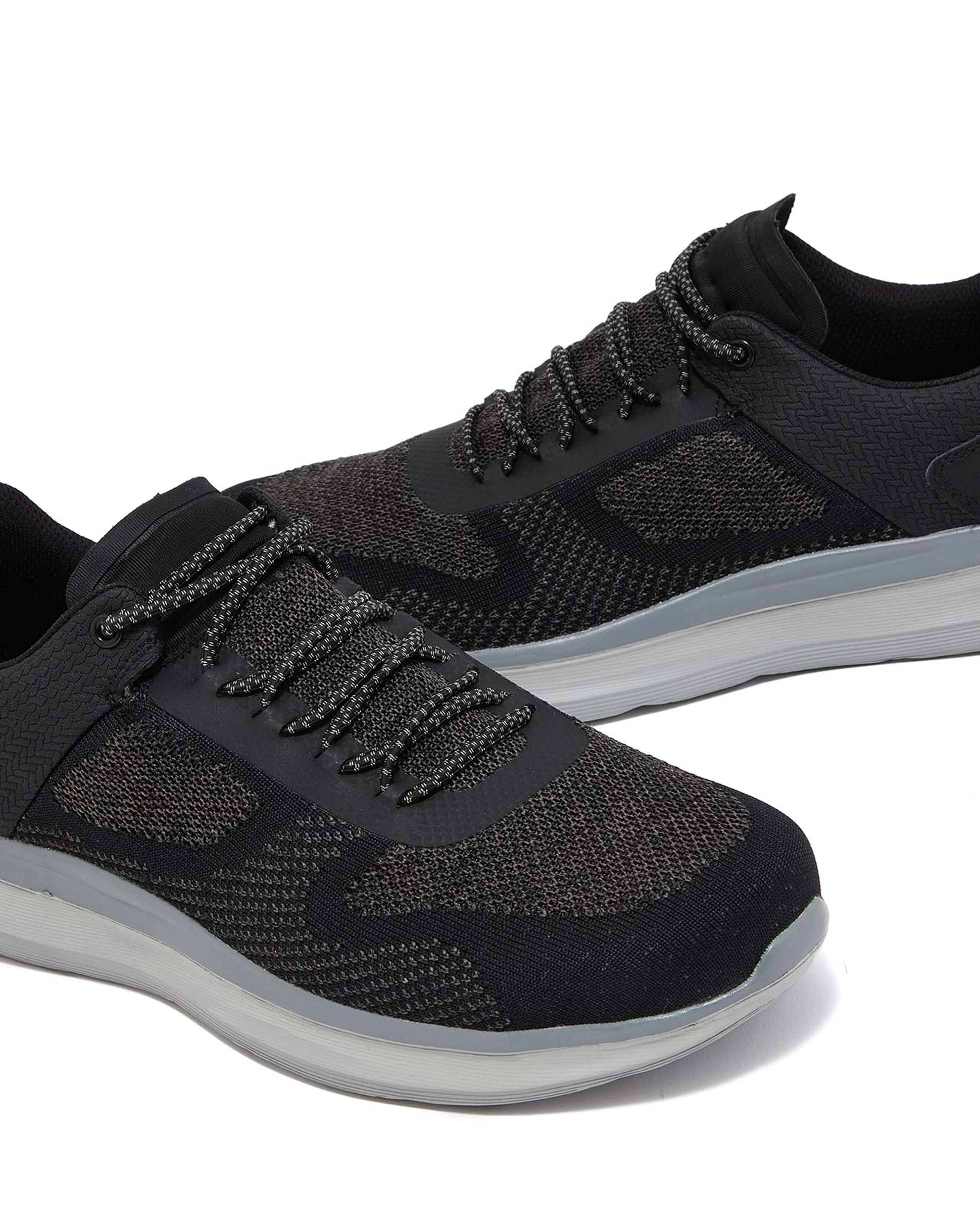 حذاء رياضي برباط