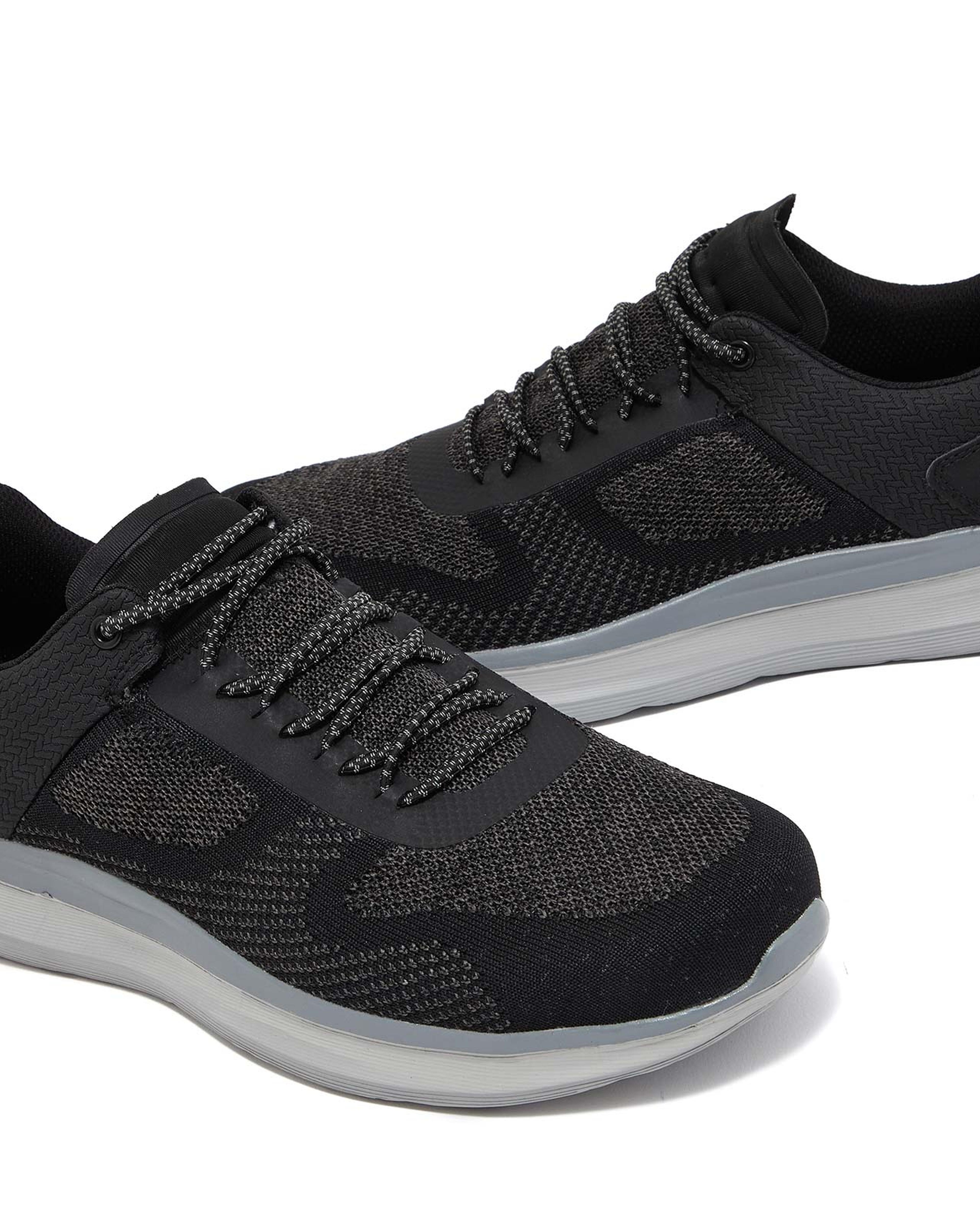 حذاء رياضي برباط