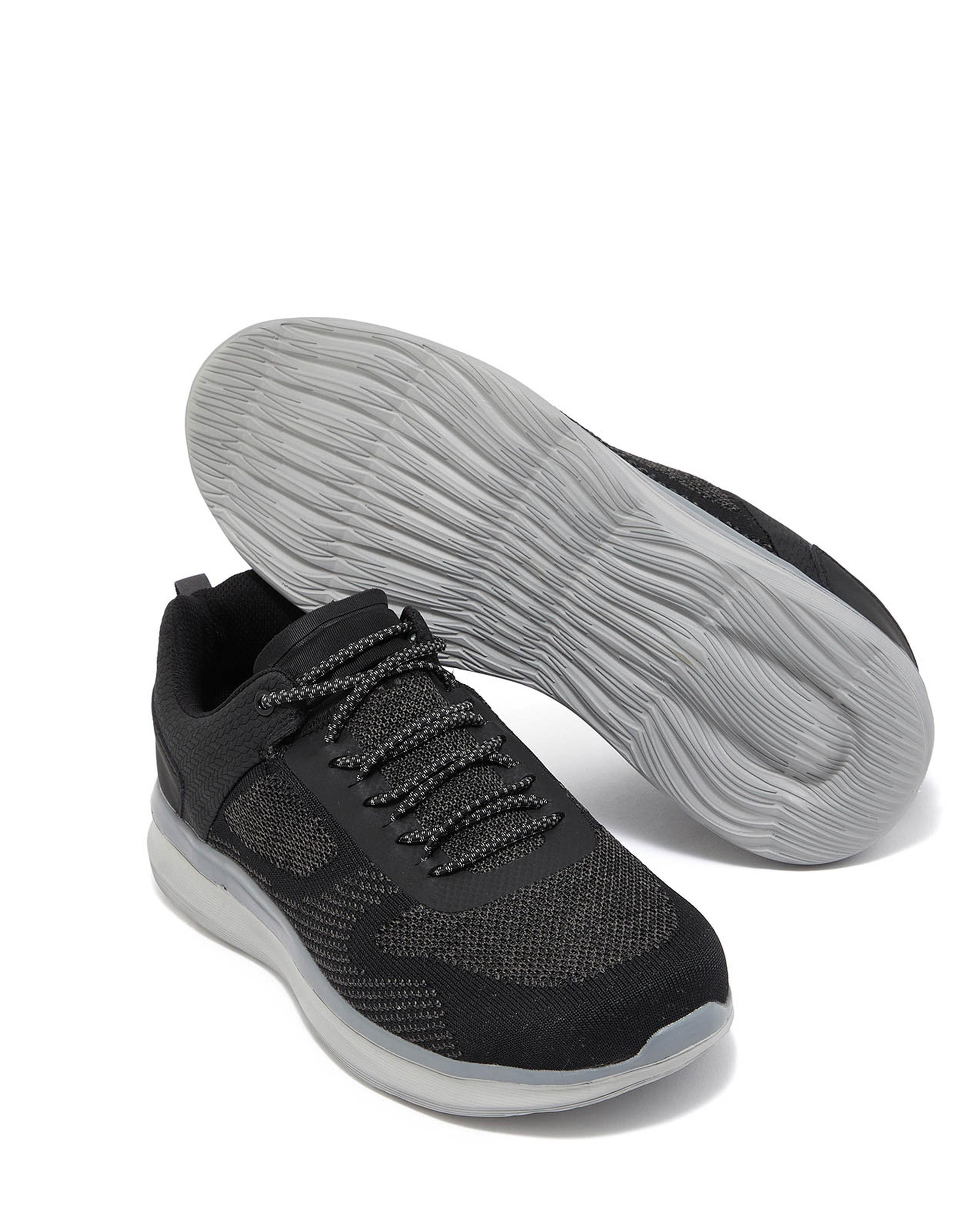 حذاء رياضي برباط