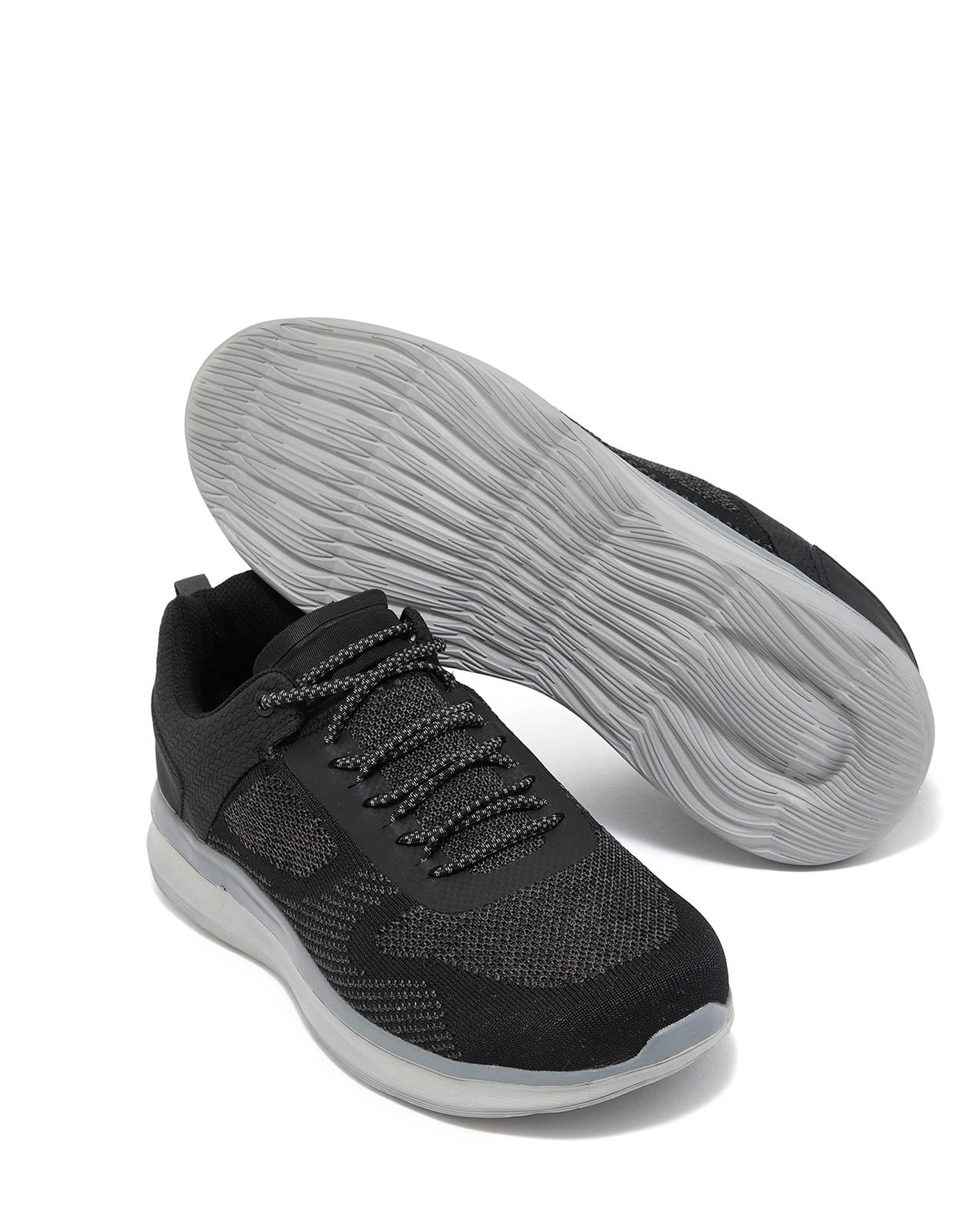 حذاء رياضي برباط