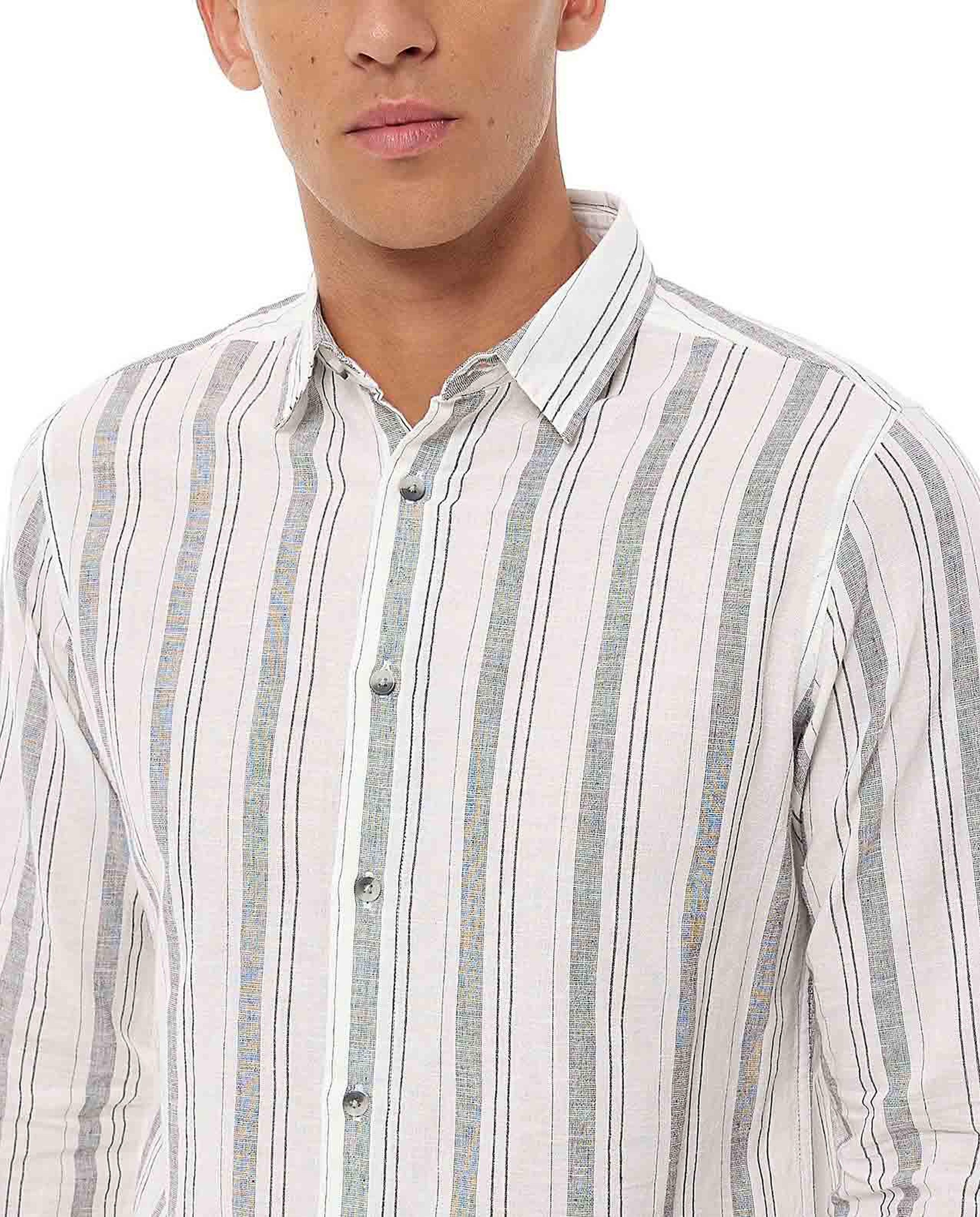 قميص مخطط بأكمام طويلة وياقة كلاسيك