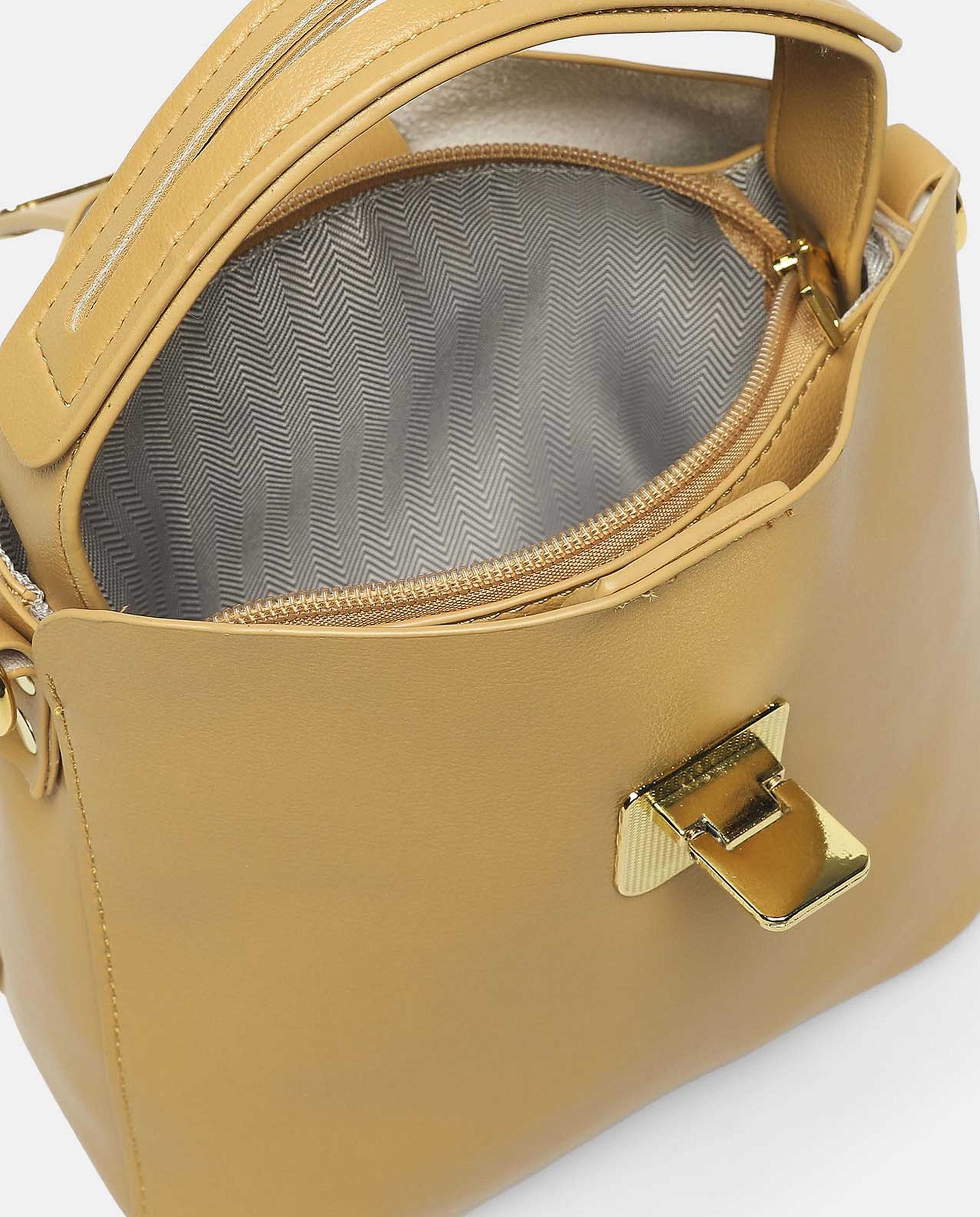 حقيبة كلاسيكية بمقبض