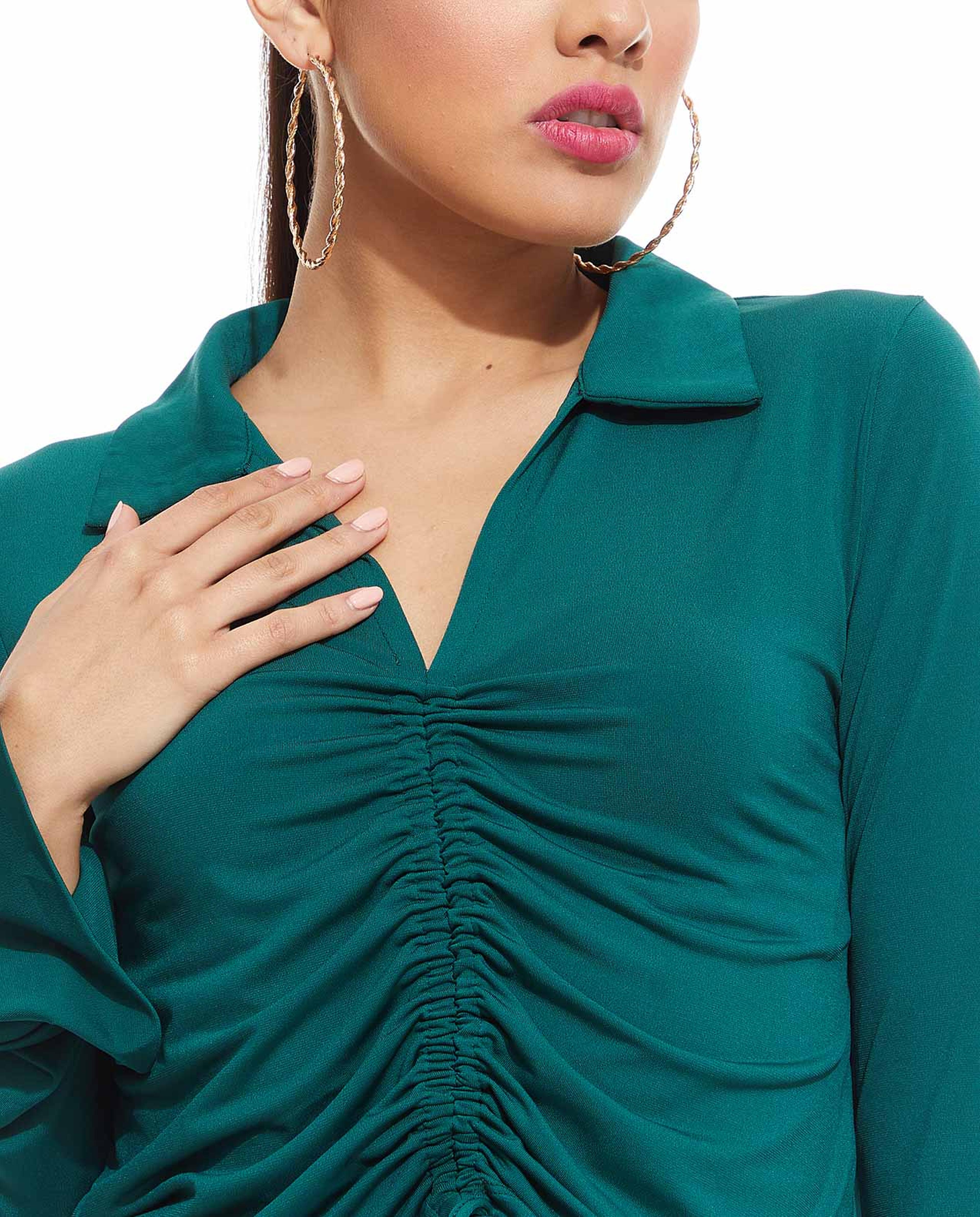 توب قصير بياقة قميص ورباط