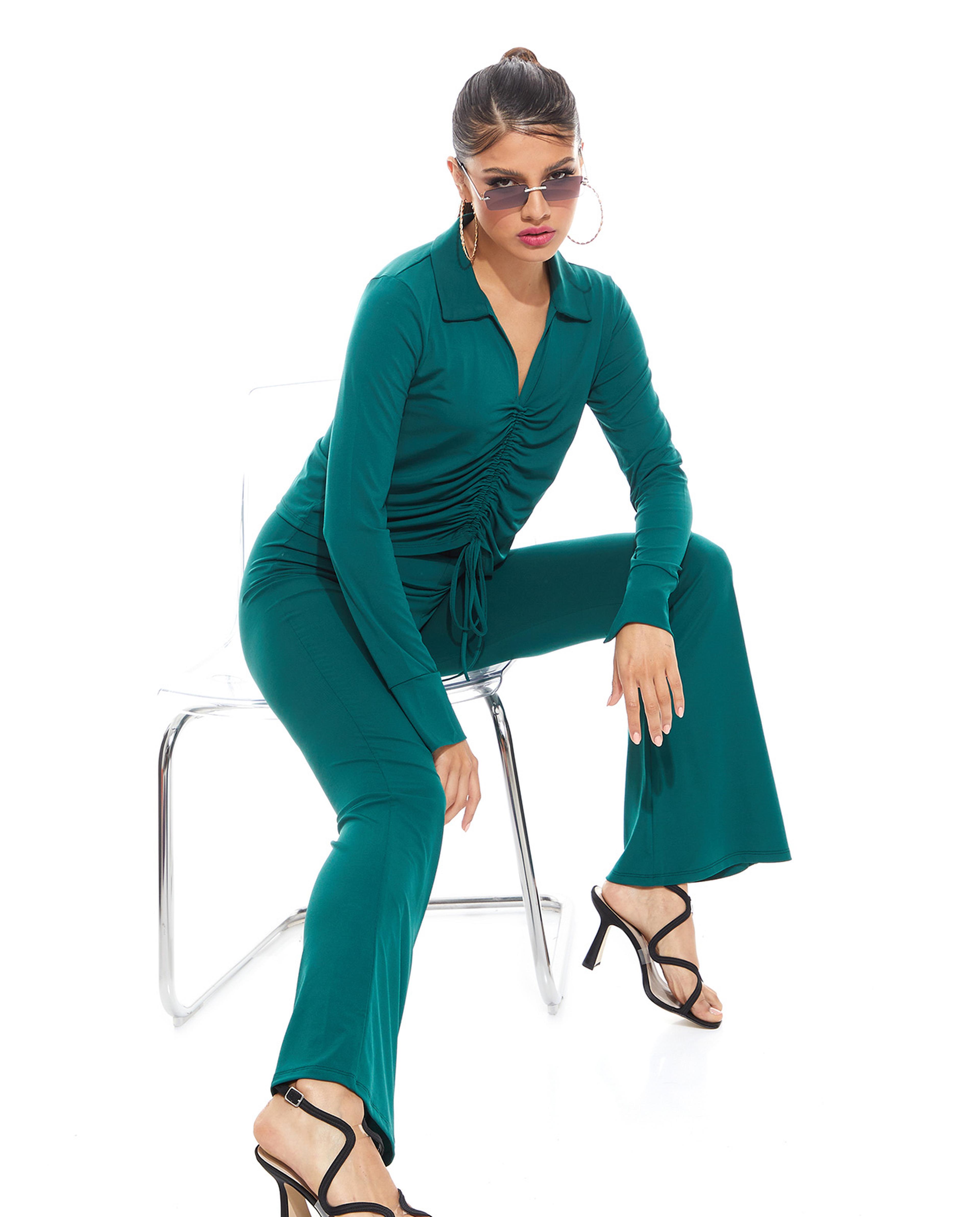 توب قصير بياقة قميص ورباط