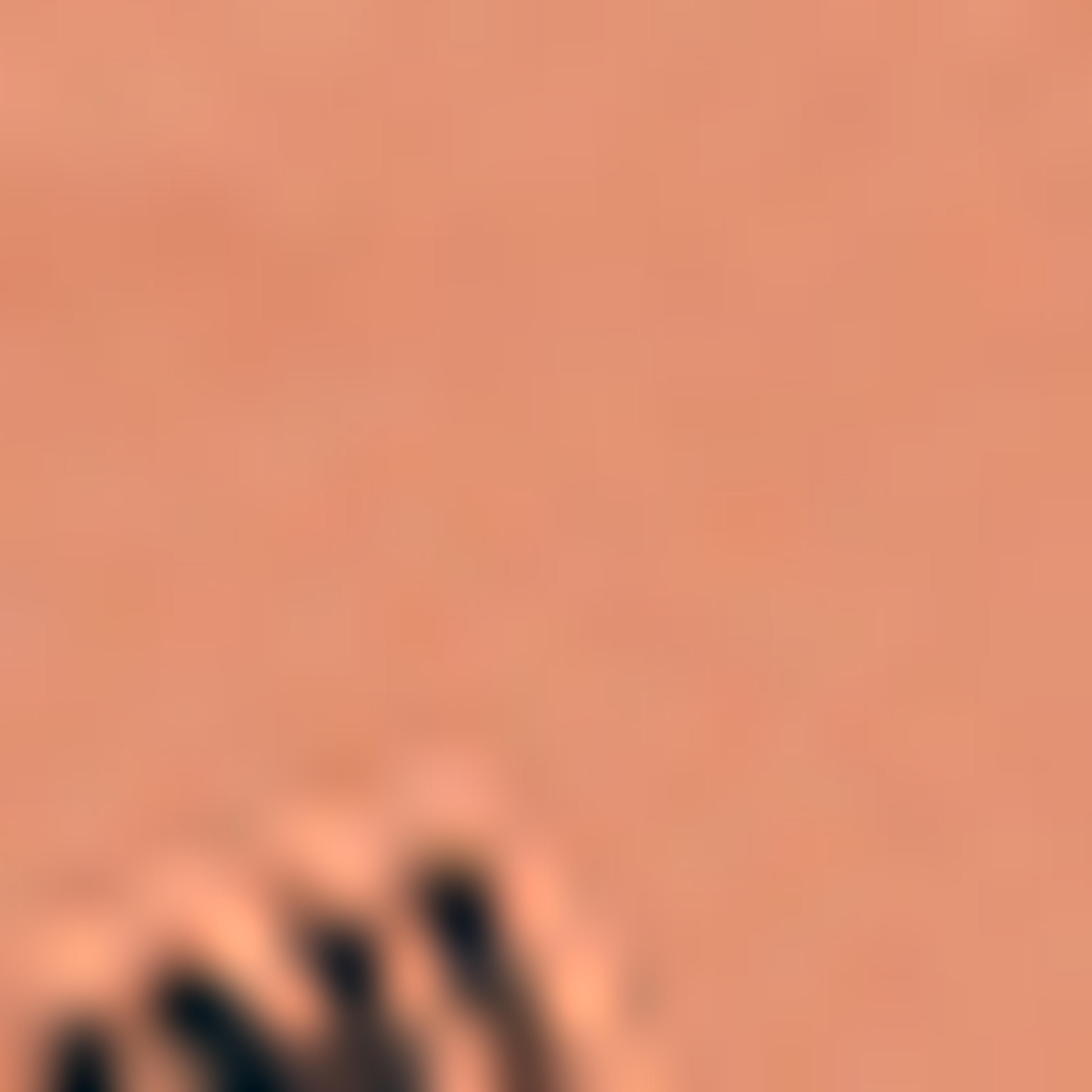 تيشيرت بياقة مستديرة وأكمام قصيرة