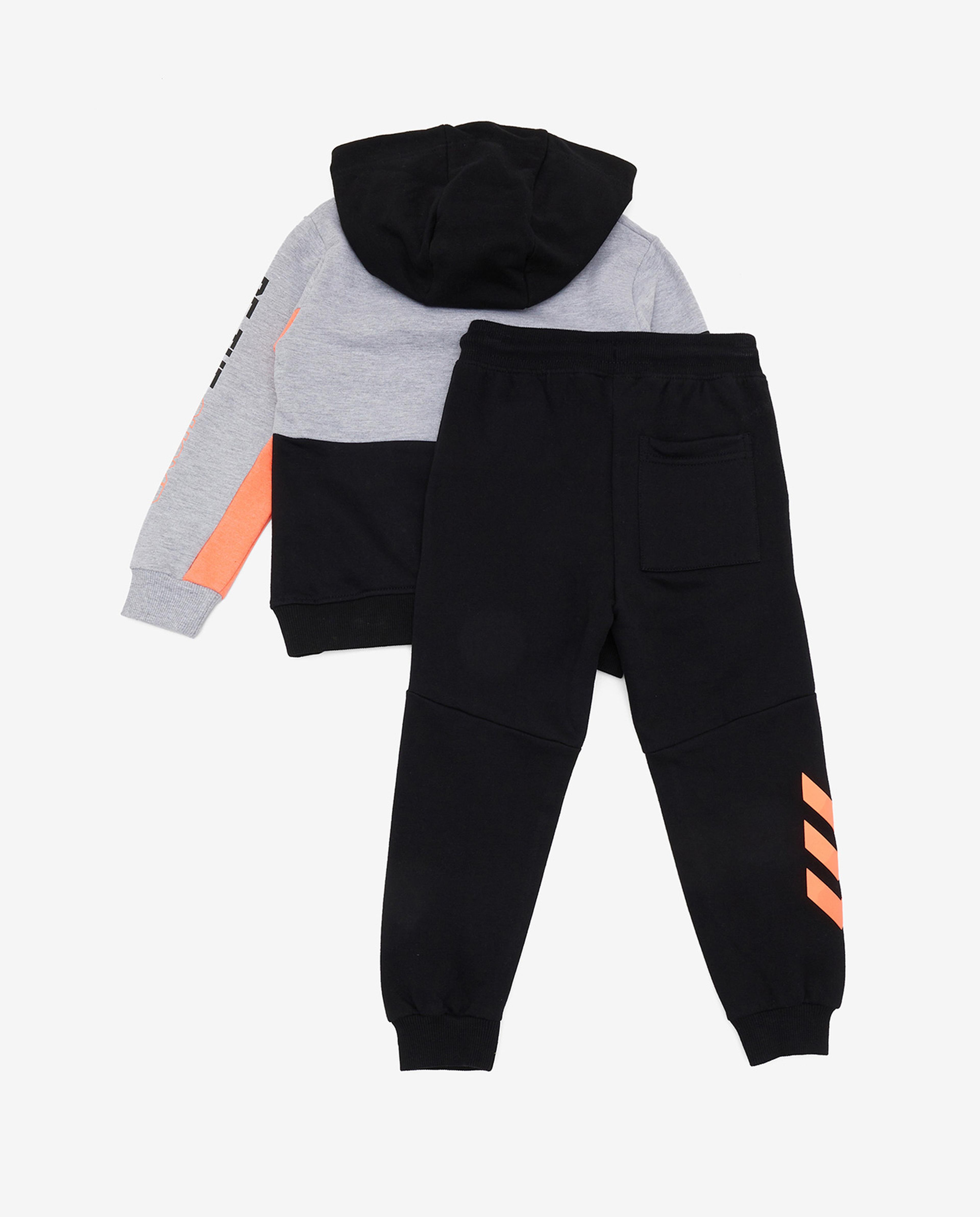 طقم ملابس بهودي متباين الألوان